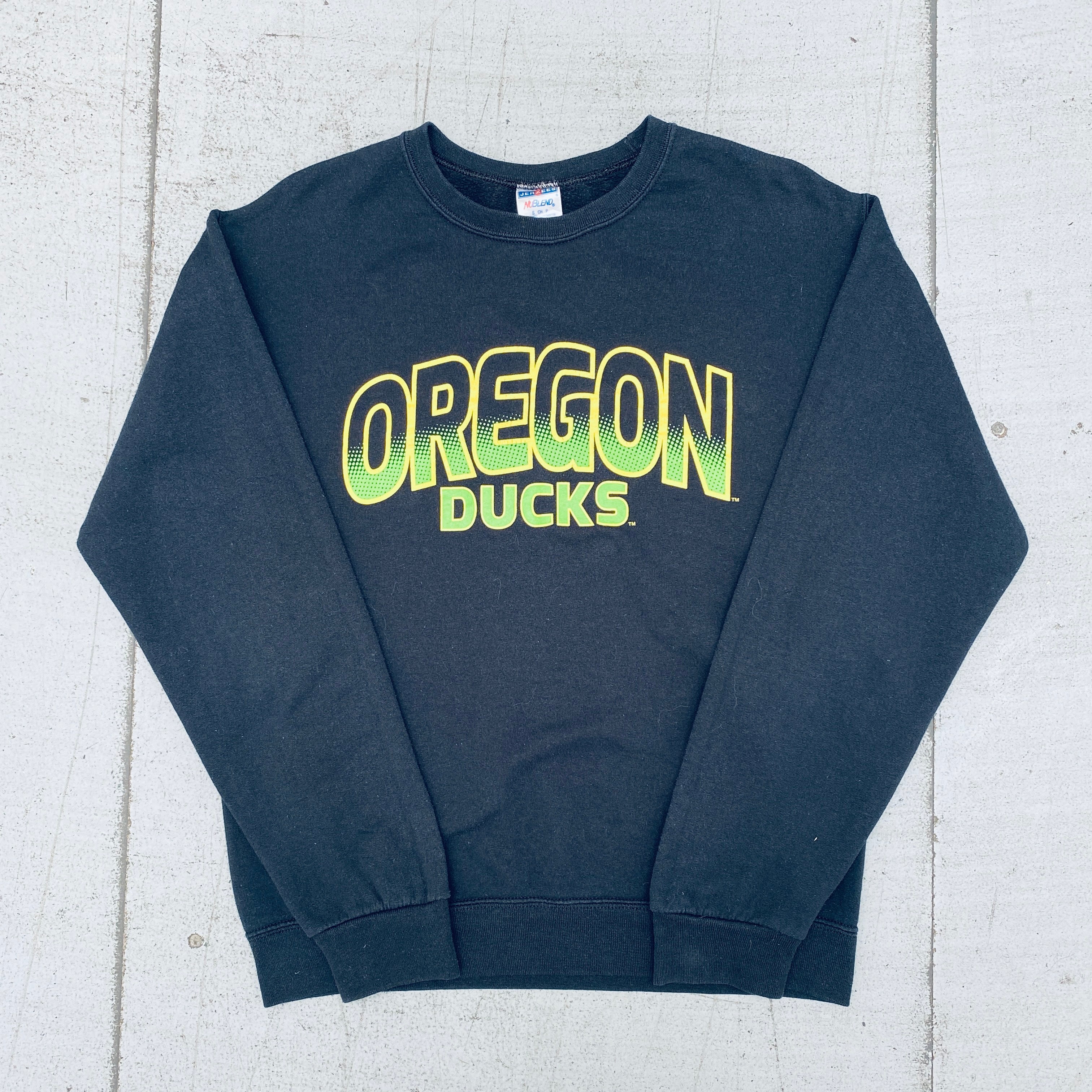 Vintage 1990s Oregon Ducks Graphic Spellout Sweatshirt (Small) - Perfect for Game Day & Retro Sports Fashion