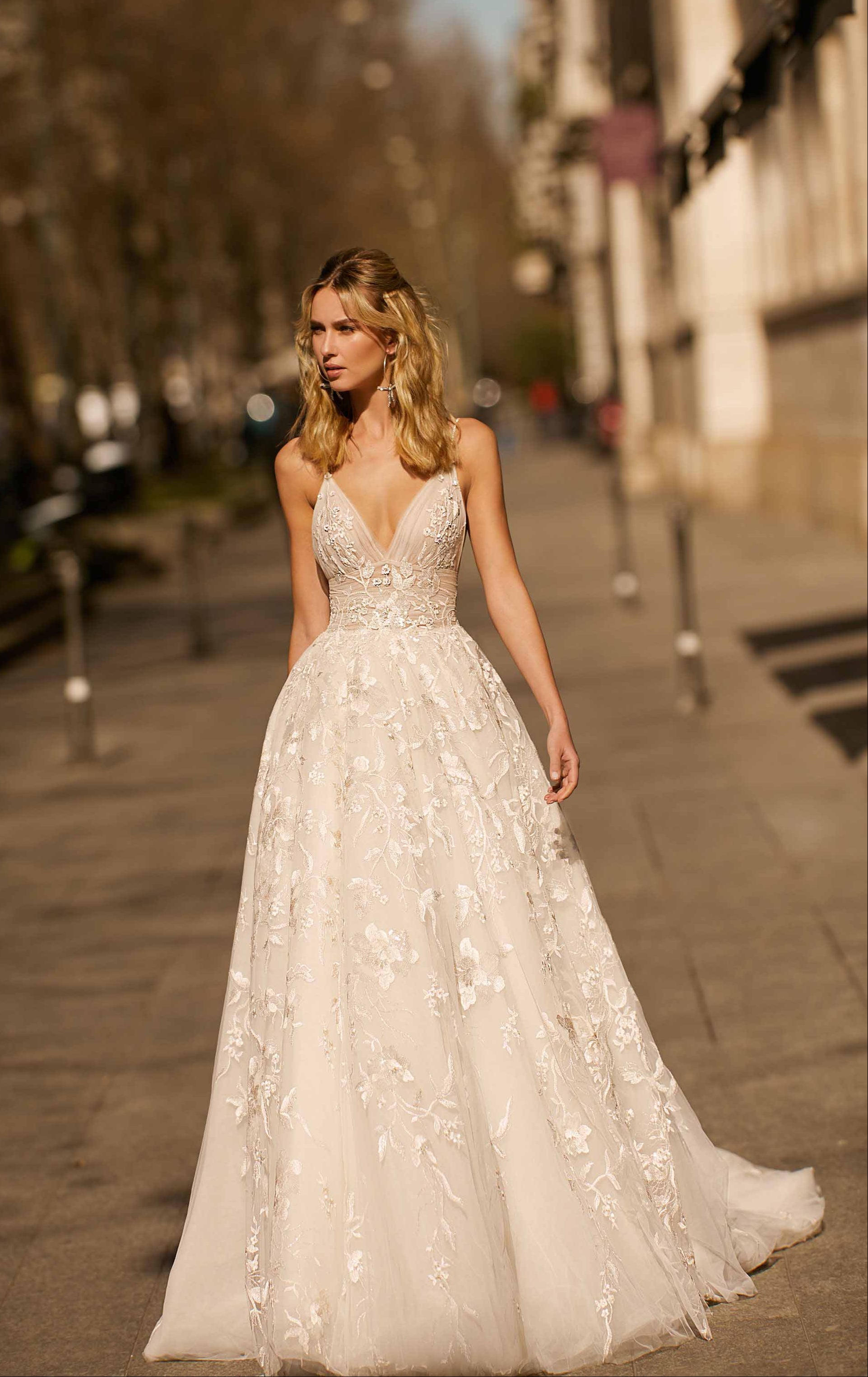 Berta 20 06 Wedding Dress Size 10 - Elegant Lace Bridal Gown for Evening Ceremonies and Formal Events