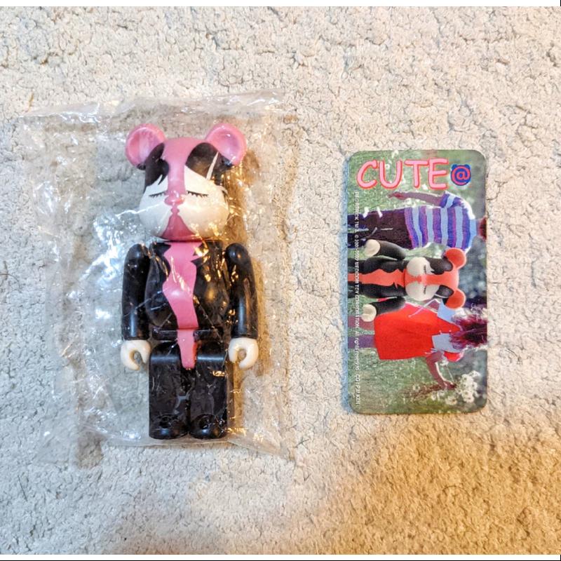 Be@rbrick Series 4 100% CUTE Kiss Collectible Figure - Perfect for Anime Fans, Toy Collectors & Home Decor Display
