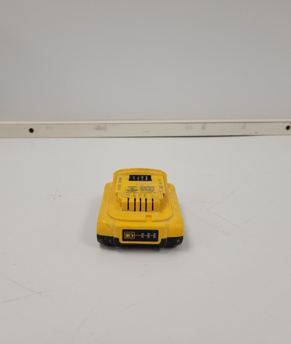 DEWALT DCB203 20V MAX Lithium-Ion Battery Pack (2.0Ah) - Compatible with DEWALT 20V Tools - Perfect for Drills, Saws & Power Tools - Home Improvement & Construction Use