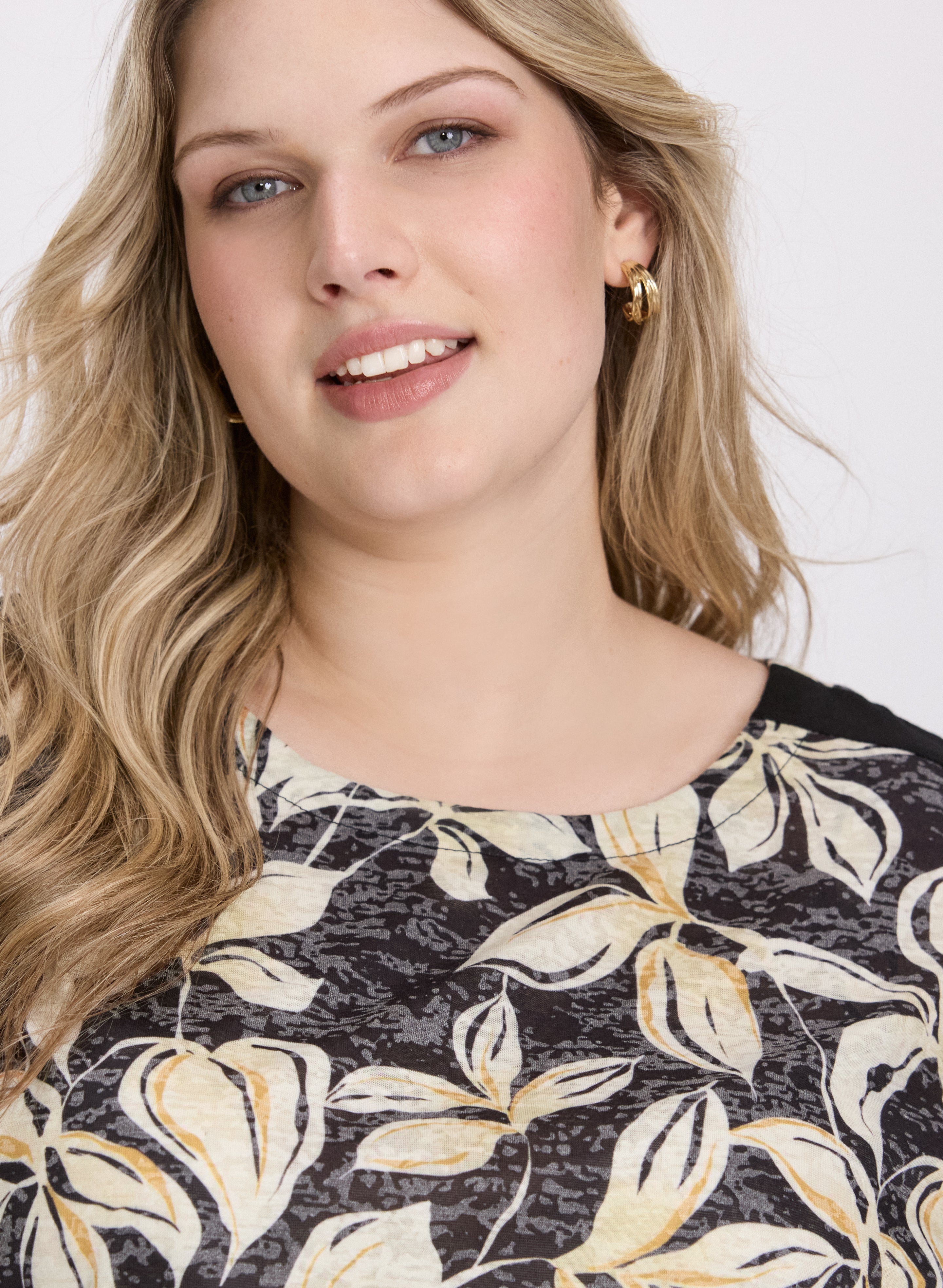 Floral Print T-Shirt for Women - Stylish Summer Blouse with Floral Pattern - Perfect for Casual Outings, Beach Vacations, and Everyday Wear