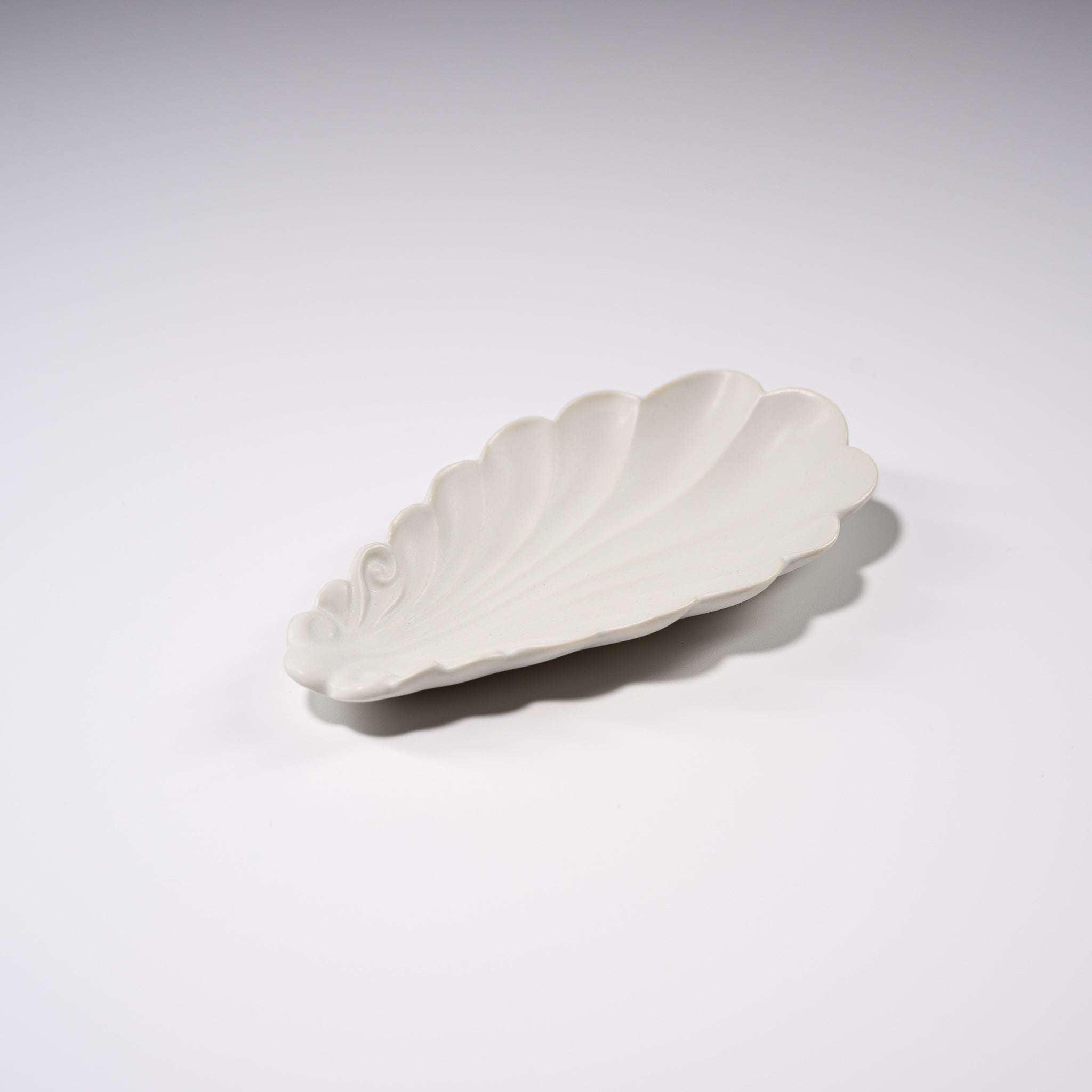 Handmade Usukiyaki Small Dish - Japanese Ceramic Shell-Shaped Soy Sauce Plate for Sushi, Sashimi & Asian Cuisine | Perfect for Home Dining & Gift Giving