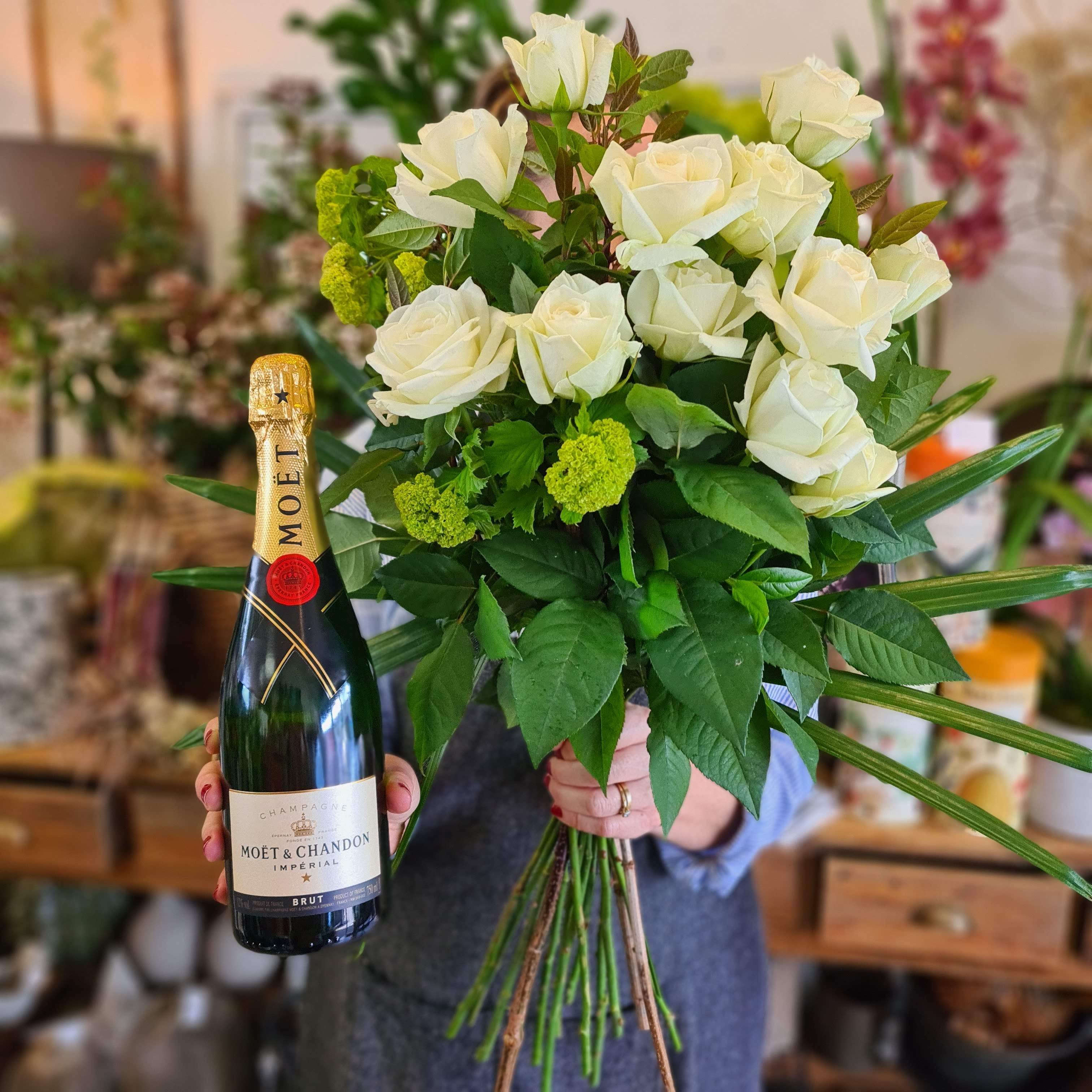 Luxury Roses and Champagne Gift Set - Perfect for Anniversaries, Valentine's Day & Romantic Celebrations