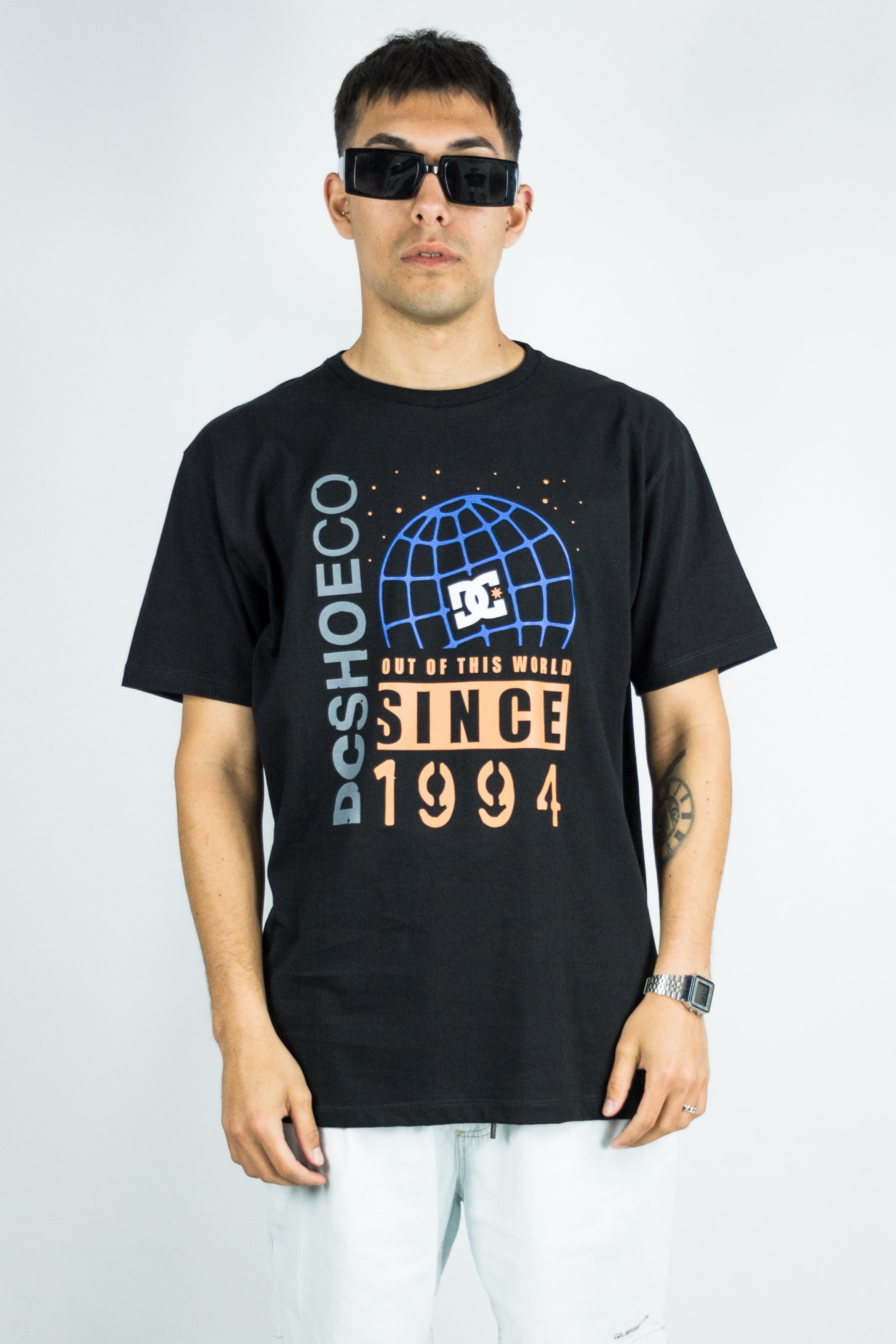 DC Comics Out of Here T-Shirt for Men - Black Superhero Graphic Tee - Casual Wear for Fans & Collectors