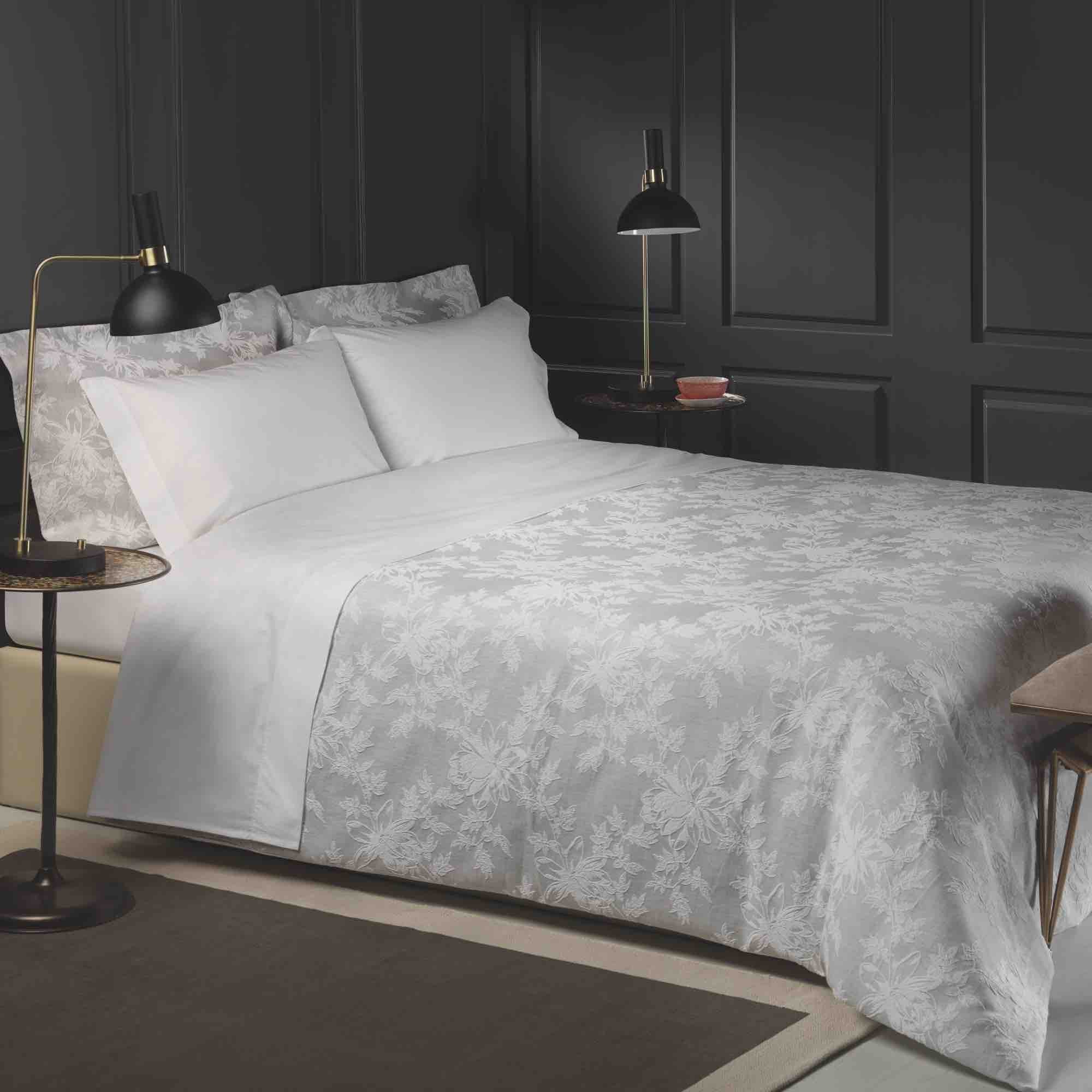 Kingston Jacquard Duvet Cover Set - Soft Grey Luxury Bedding, Queen Size, 3-Piece (Duvet Cover + 2 Pillow Shams) - Perfect for Master Bedroom, Guest Room & Hotel Decor