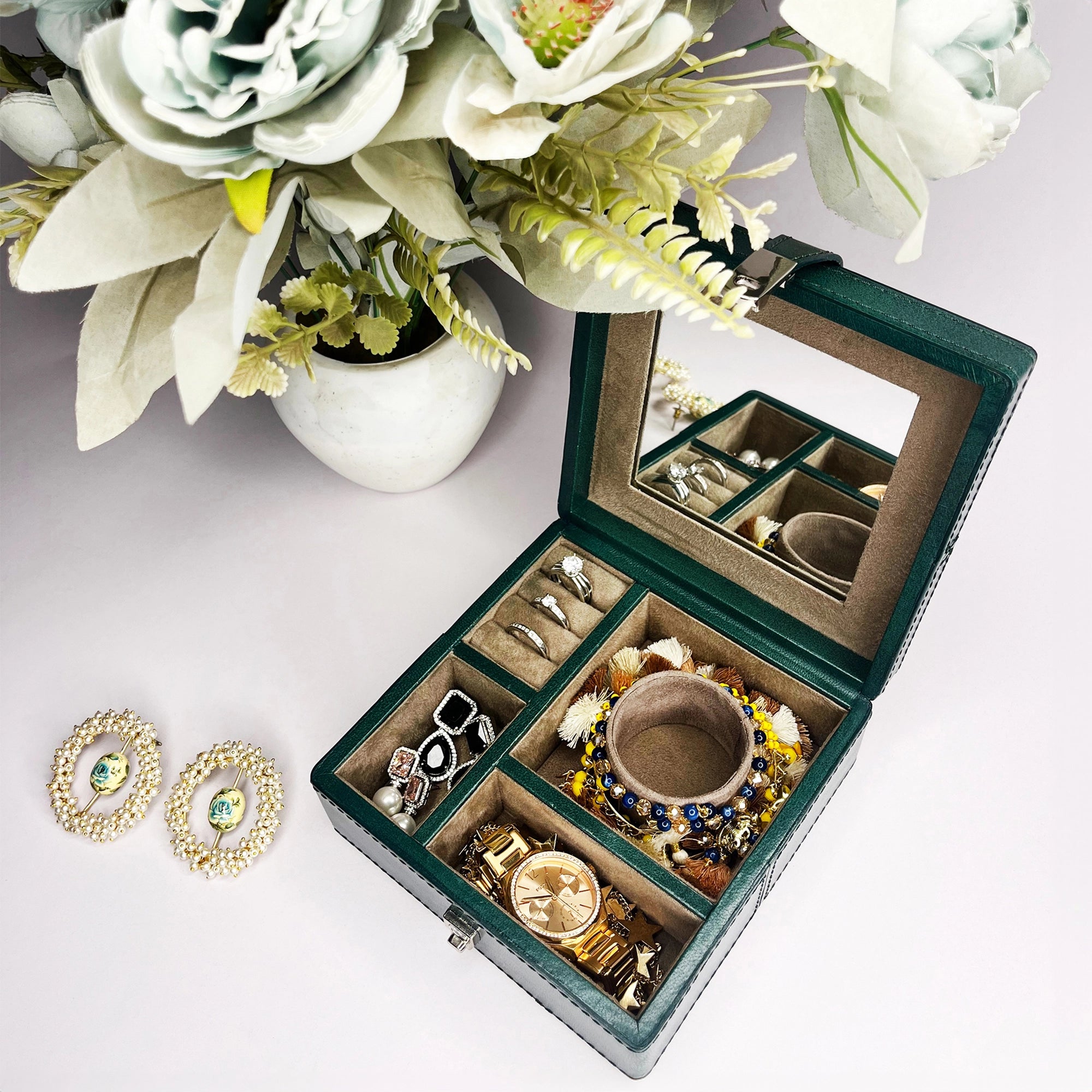 Divine Leather Jewelry Box with Soft Lining - Elegant Green Storage Case for Necklaces, Rings & Earrings - Perfect for Travel, Gifts & Home Organization
