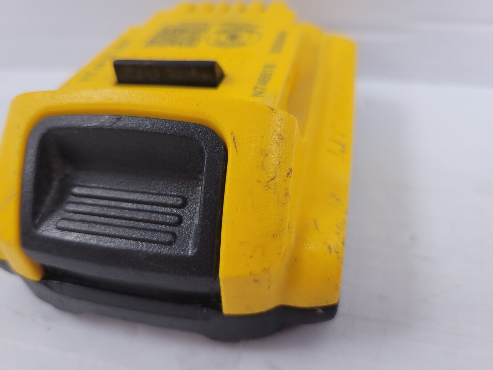 DEWALT DCB203 20V MAX Lithium-Ion Battery 2.0Ah Replacement for Power Tools - Compatible with Drills, Saws & Outdoor Equipment - Perfect for DIY Projects & Professional Construction Work