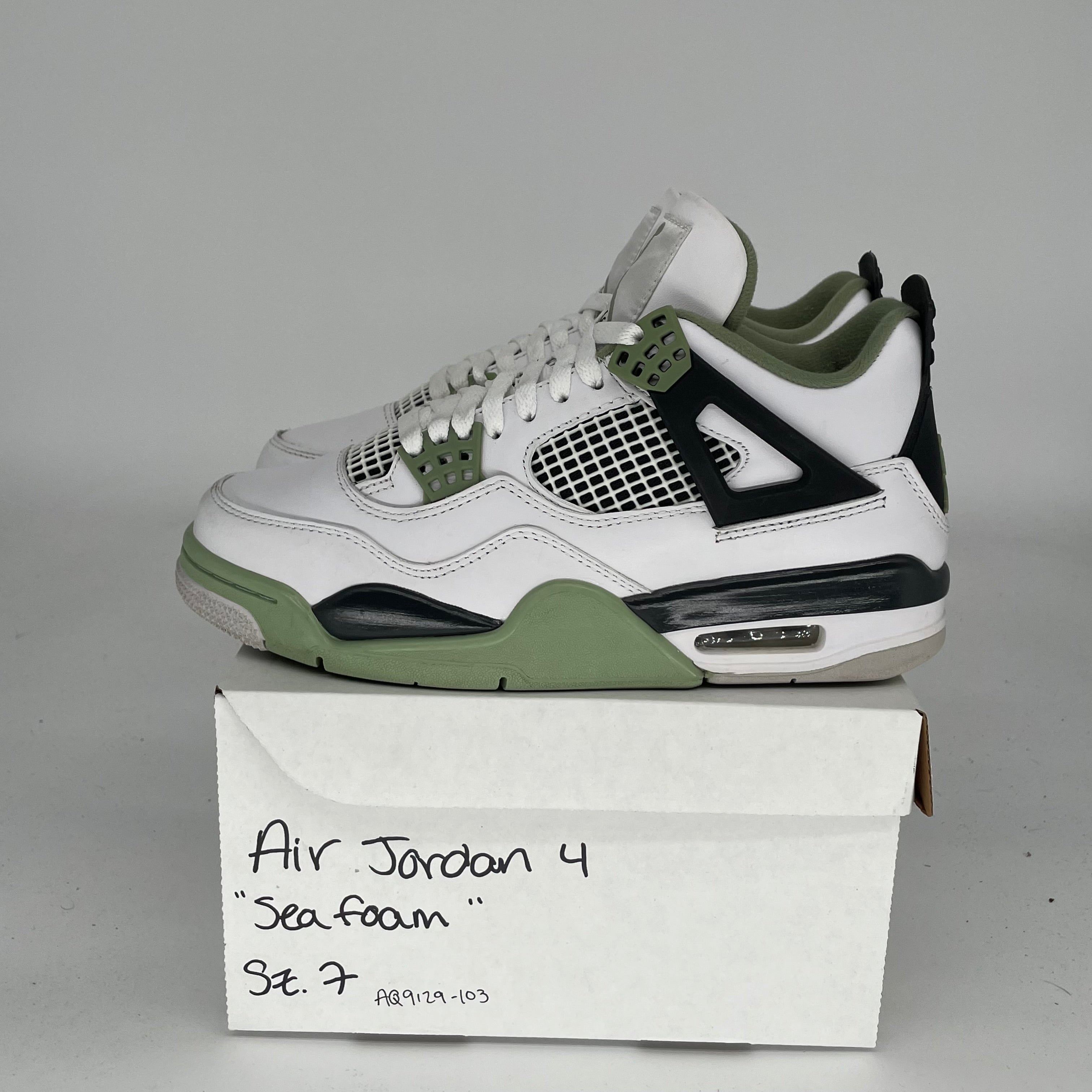 Air Jordan 4 SEAFOAM Women's Size 7/8.5W AQ9129-103 - Stylish Sneakers for Running, Gym Workouts & Casual Streetwear Fashion