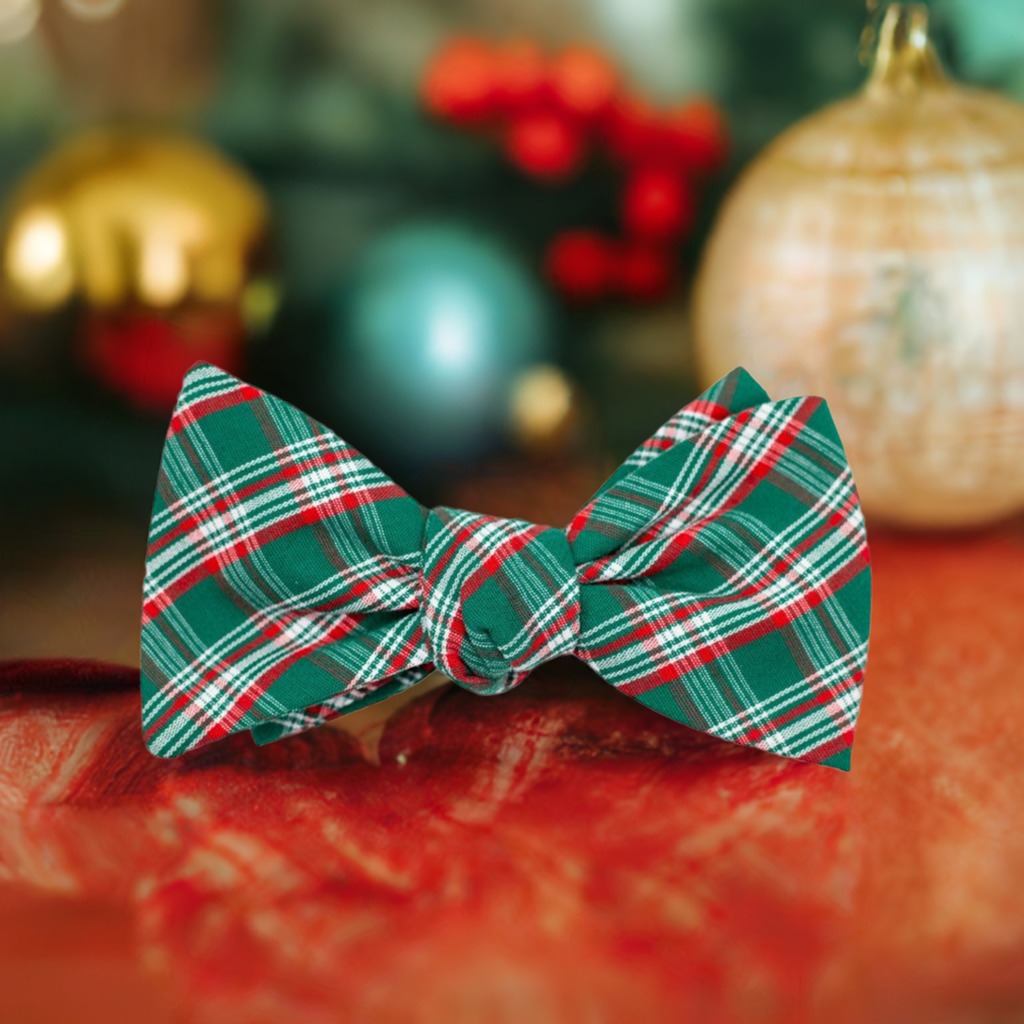 Stylish Green Holiday Plaid Bow Tie for Men - Perfect for Christmas Parties, Weddings & Formal Events
