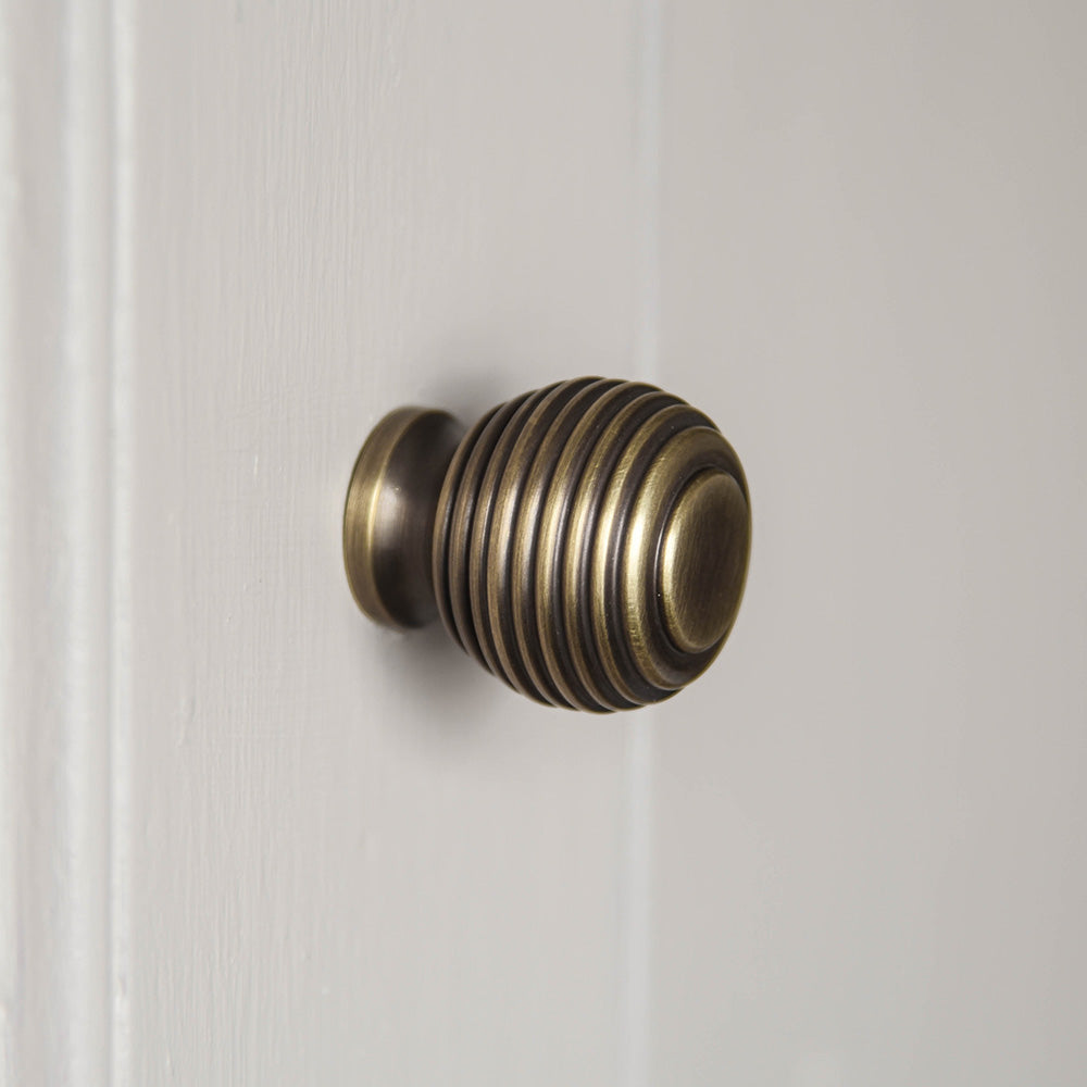 Vintage Antique Brass Queen Anne Cabinet Knobs - Set of 10 - Classic Pull Handles for Kitchen Cabinets, Dressers & Furniture Hardware - Perfect for Home Renovation & DIY Projects