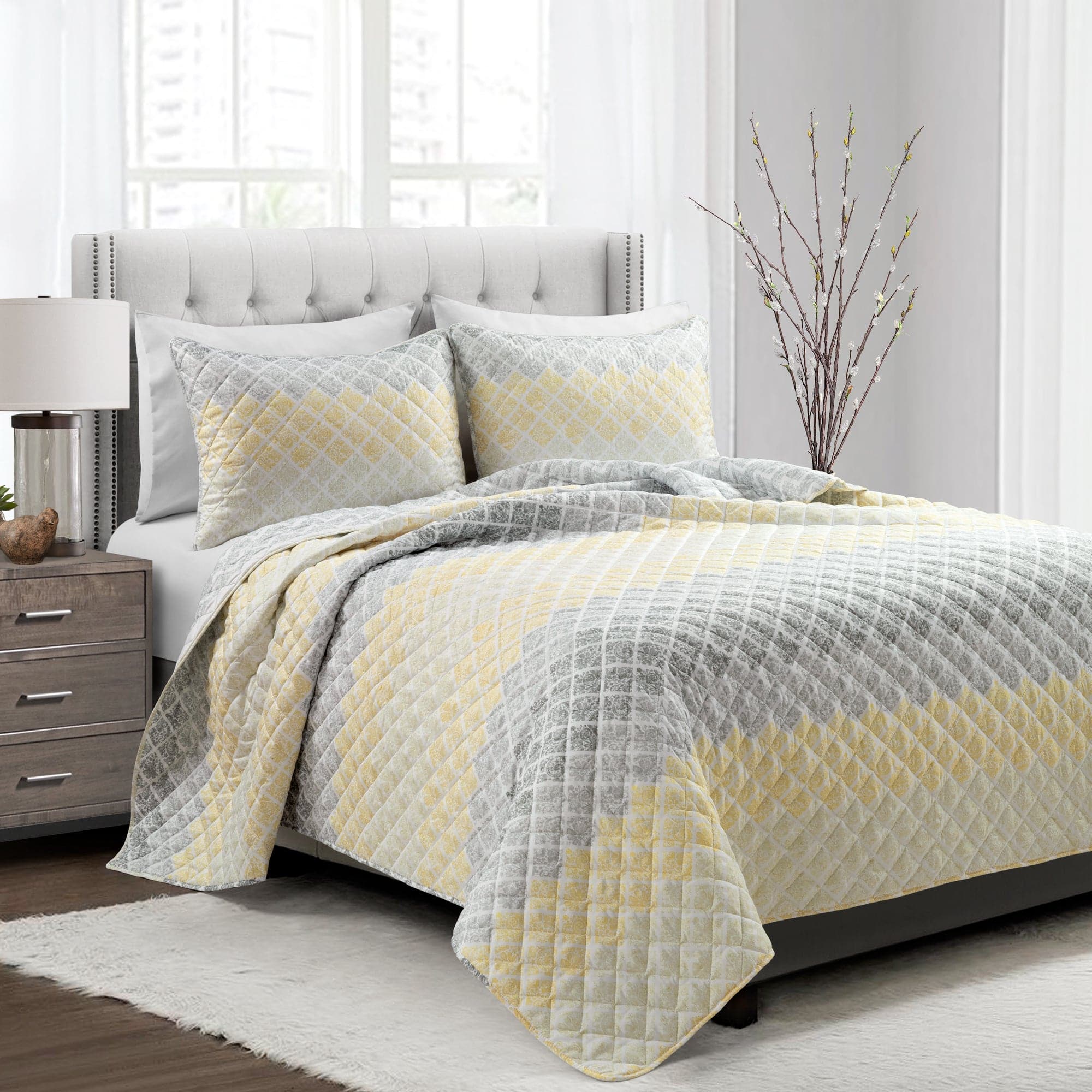 Medallion Ombre Reversible Quilt 3-Piece Bedding Set - King/Queen Size Comforter with Pillow Shams - Luxury Bedroom Decor for Modern Homes
