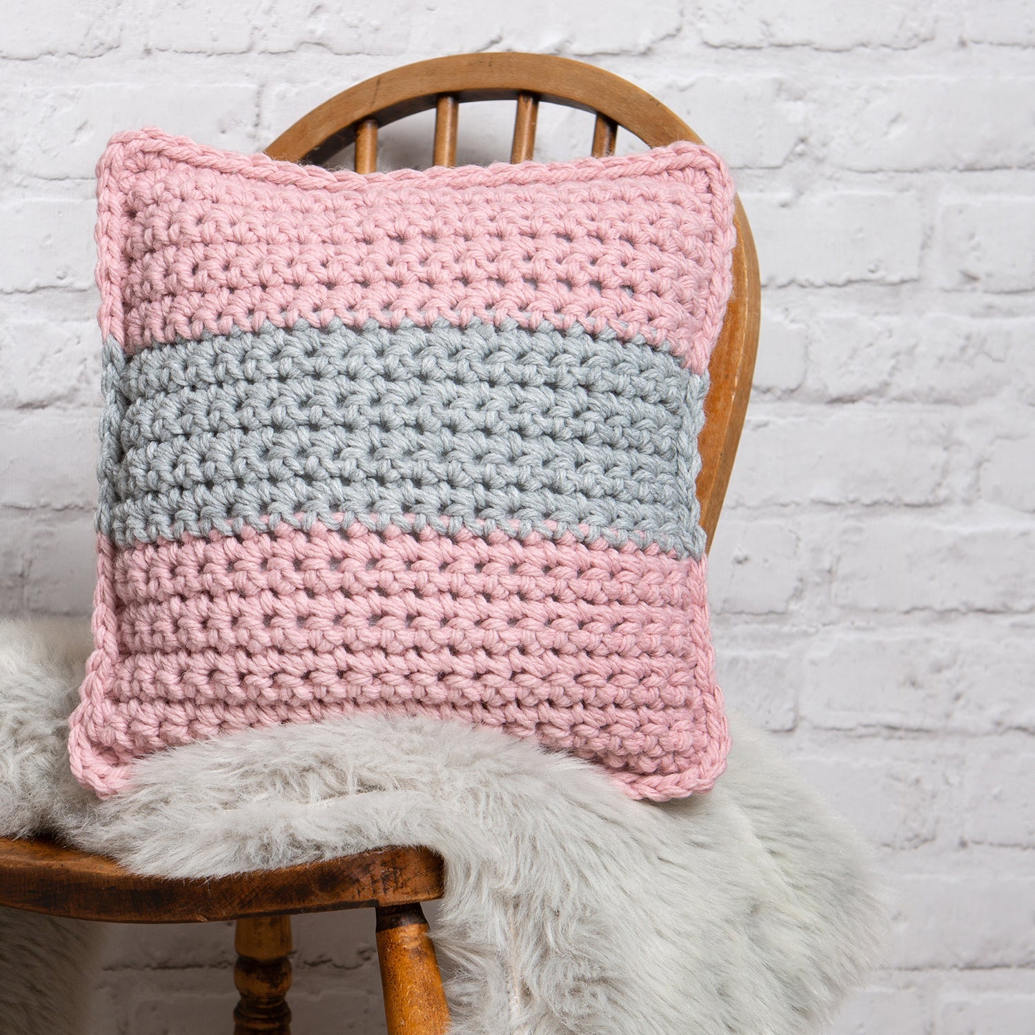 My First Striped Cushion Crochet Kit for Beginners - Easy DIY Crocheting Starter Set with Yarn, Hook & Pattern - Perfect for Home Decor, Gifts & Relaxation