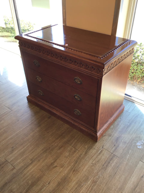 Light Wood Carved Nightstand with 3 Drawers & Gold Accent - Modern Bedroom Side Table for Bedside Storage & Decor