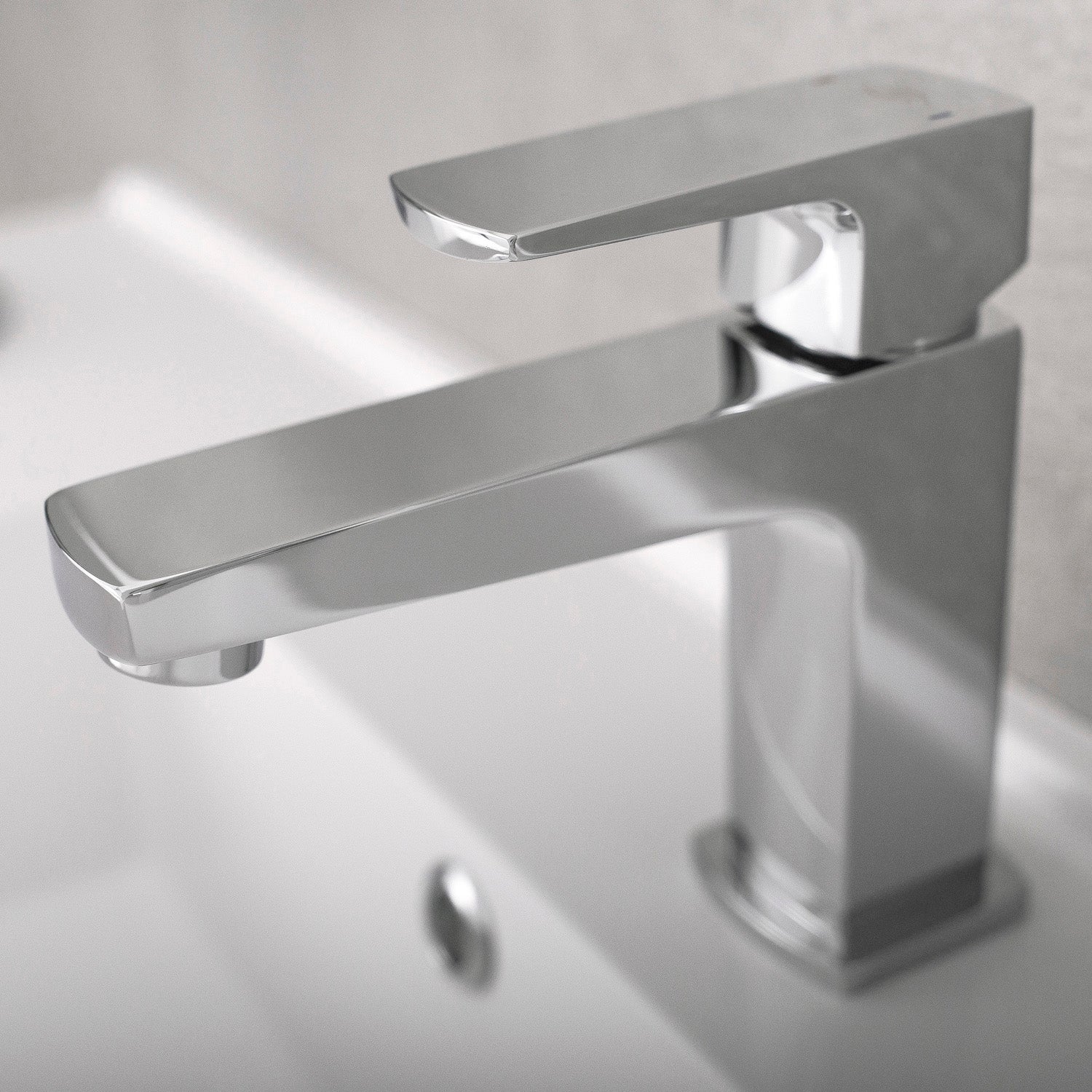 DAX 8209 Single Handle Bathroom Sink Faucet - Solid Brass Construction with Chrome Finish - 4.75