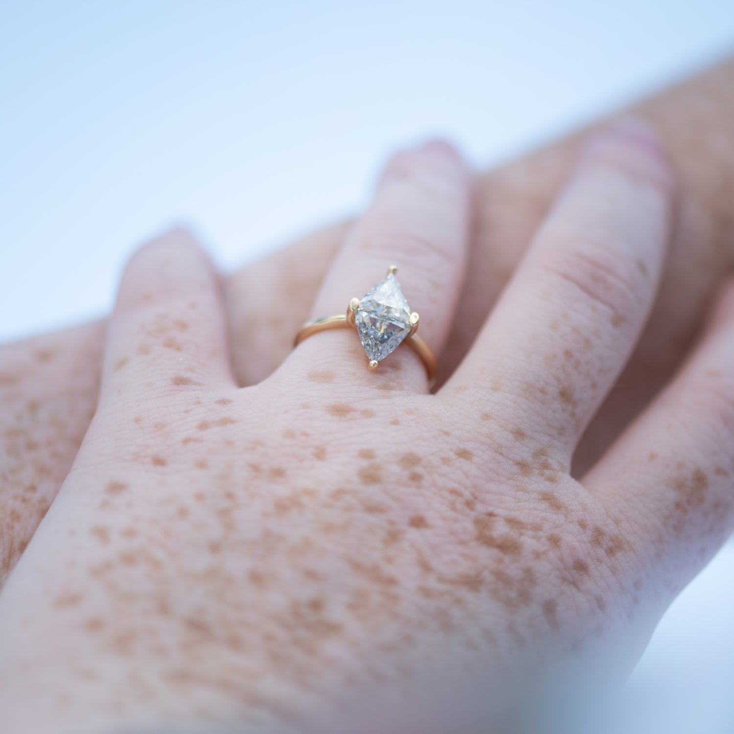 Two Tone Diamond Rhombus Engagement Ring - White & Grey Trilliant Cut Wedding Band for Women, Perfect for Proposals, Anniversaries & Romantic Occasions