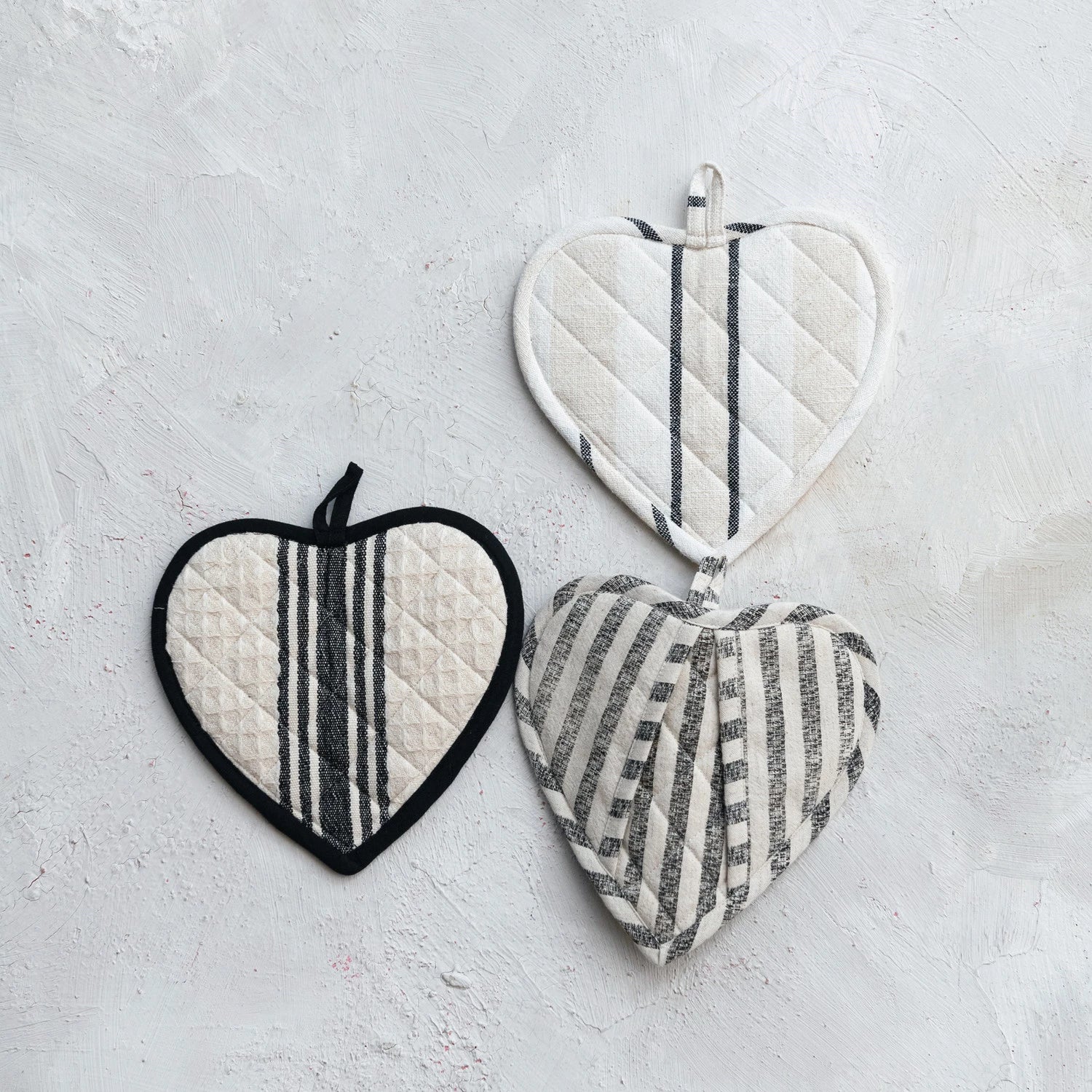 Cotton Quilted Heart Shaped Pot Holder - Heat Resistant Oven Mitt & Kitchen Handle Protector for Baking, Cooking & Serving - Perfect Valentine's Day Gift