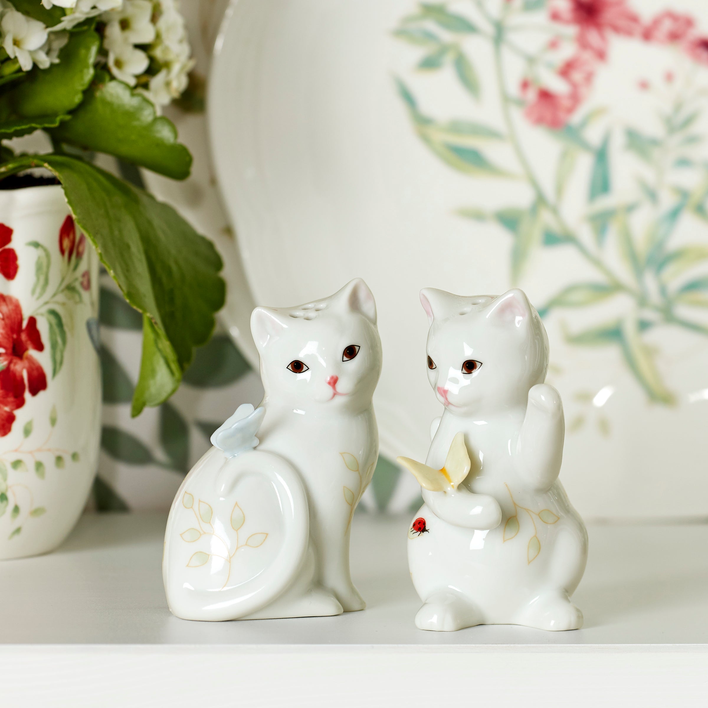 Butterfly Meadow Kitten Salt and Pepper Shakers Set - Cute Cat-Shaped Kitchen Seasoning Dispensers for Dining Table, Restaurant, and Home Decor