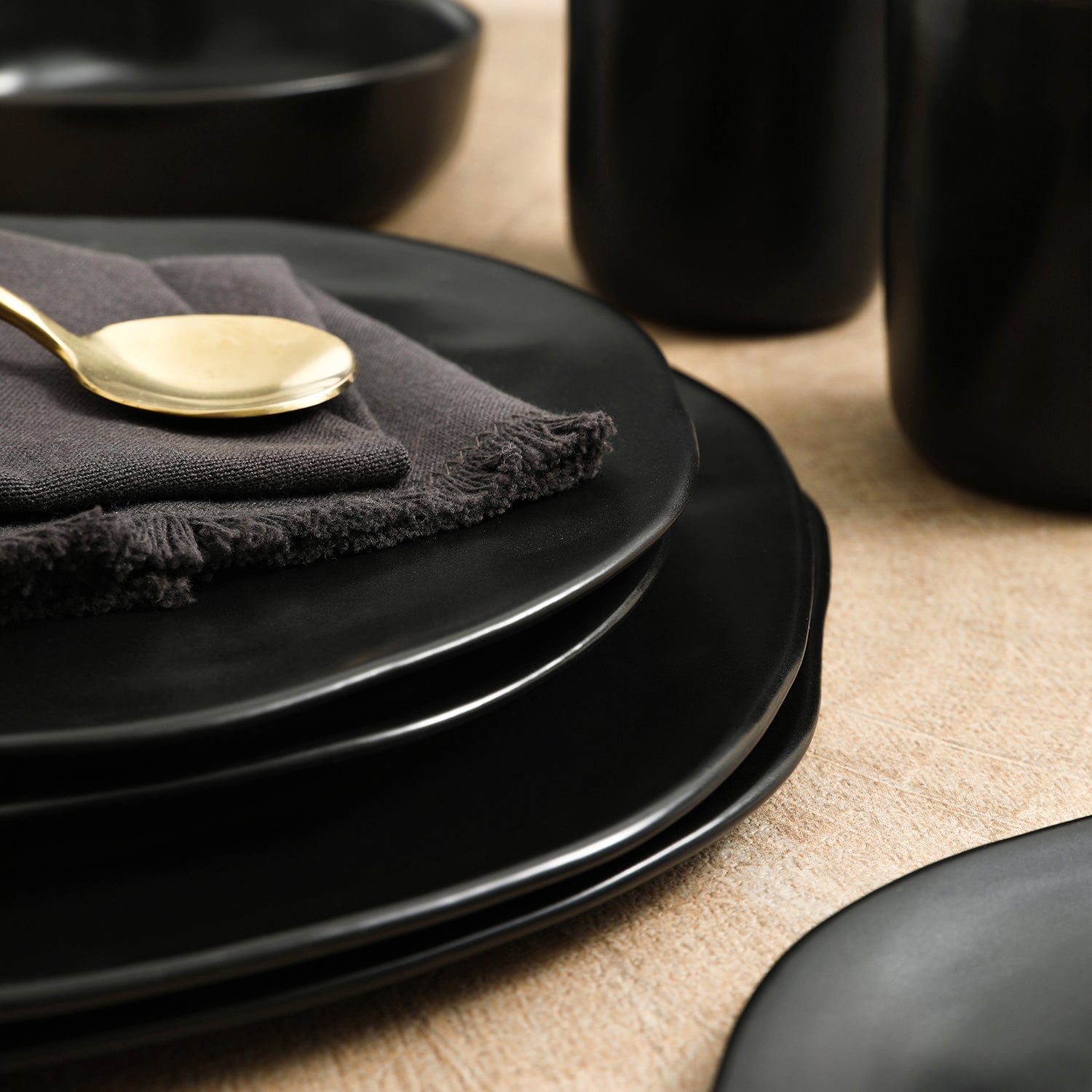 Premium Hekonda Stoneware Dinnerware Set - 16-Piece Black Ceramic Plates & Bowls for Everyday Dining & Entertaining