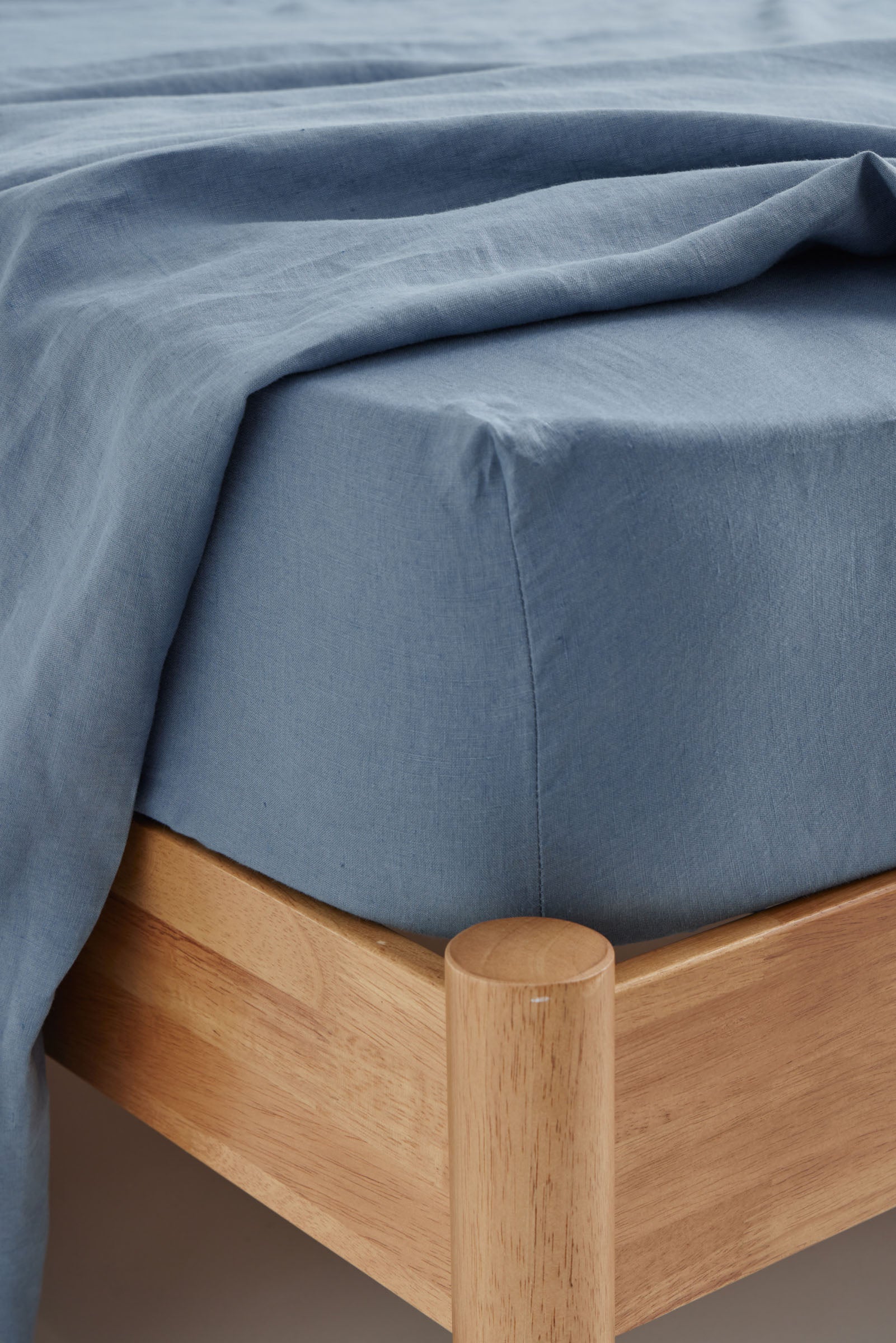 Premium 100% Linen Fitted Sheet - Breathable & Wrinkle-Resistant Queen Size Bed Sheet Set - Ocean Blue Color - Perfect for Summer, Guest Rooms & Coastal-Themed Bedrooms
