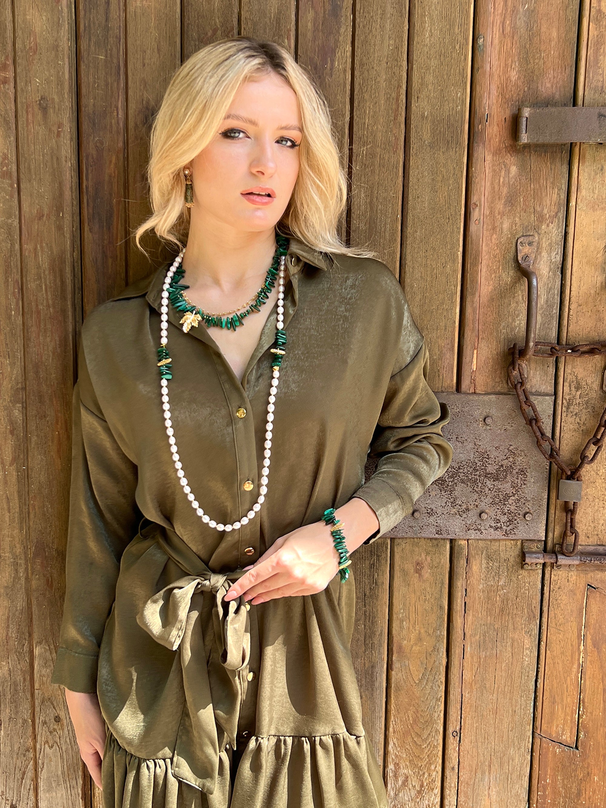 Stylish Hawaiian Chips Malachite Necklace with Chain - Elegant Green Gemstone Jewelry for Women, Perfect for Beach Parties, Boho Fashion & Casual Wear