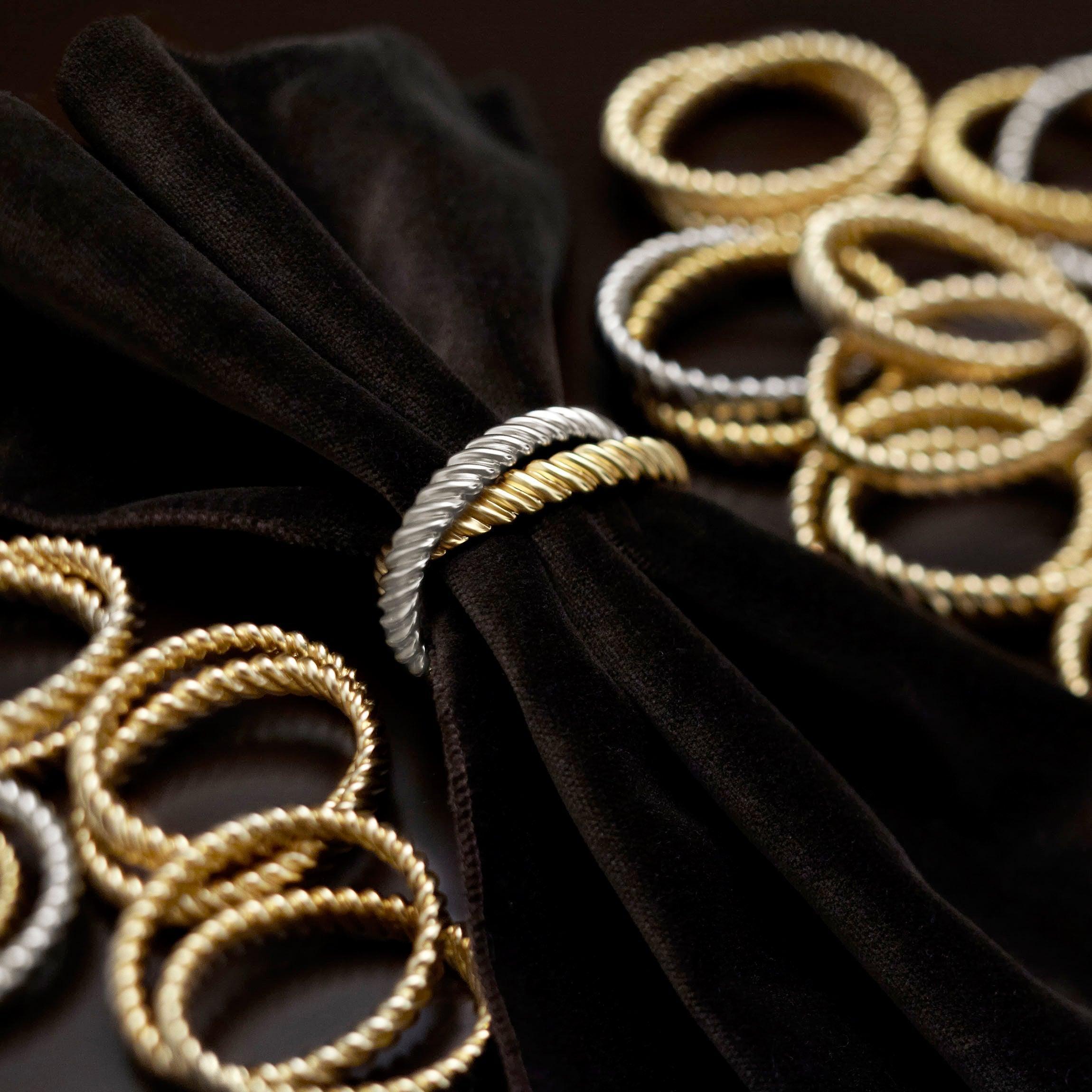Deco Twist Napkin Rings Set of 4 - Elegant Table Decor for Wedding, Dinner Party & Holiday Celebration - Premium Crystal Napkin Holders for Formal Dining & Special Occasions