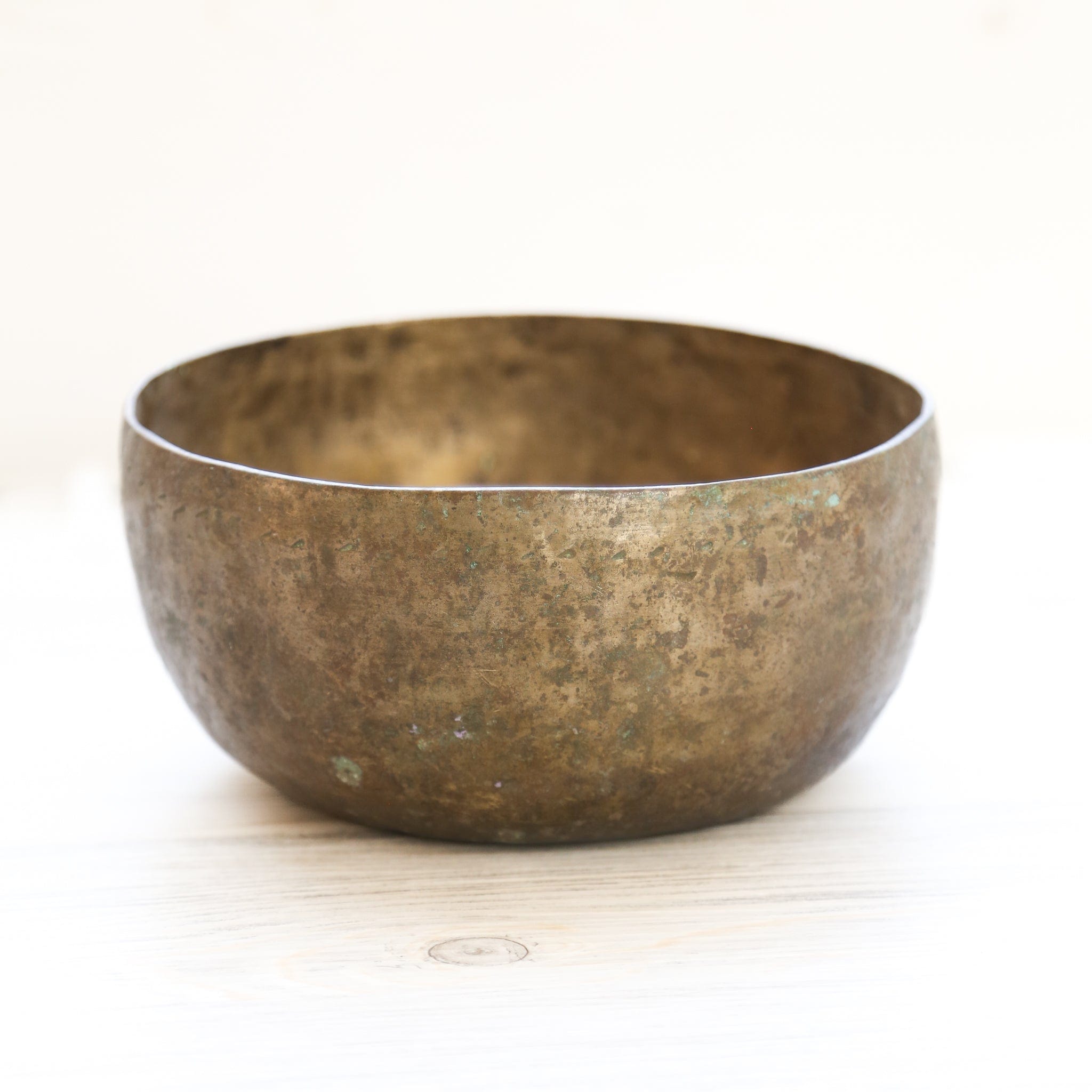 Antique Singing Bowl for Sacral Chakra Healing - 147 Hz Tibetan Meditation Instrument for Sound Therapy, Yoga & Spiritual Practice