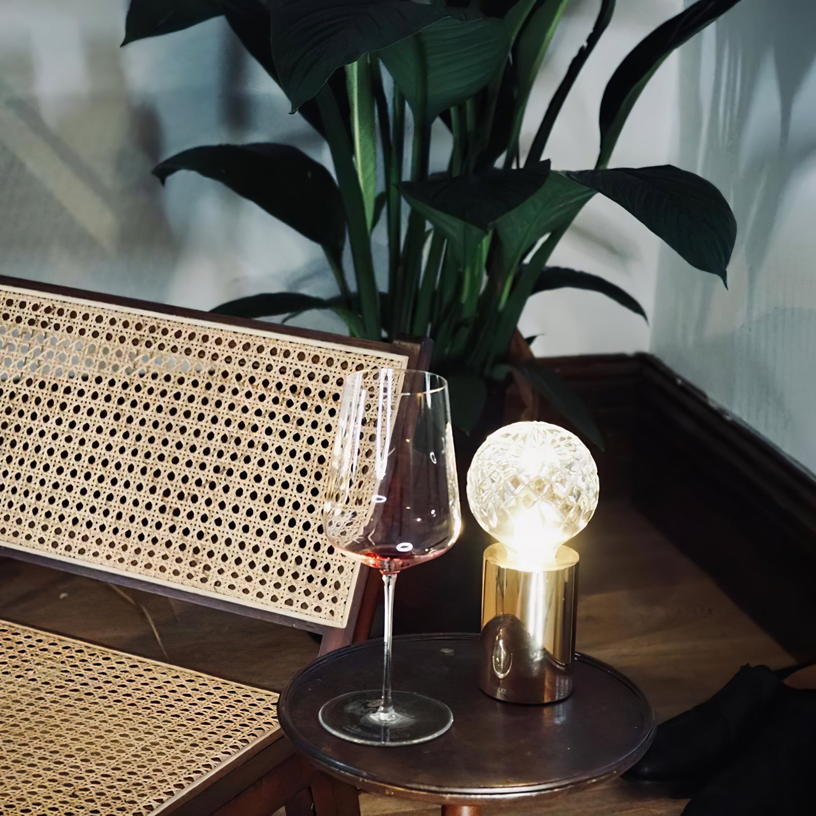 Elegant Crystal Bulb Table Lamp - Modern LED Bedside Light for Living Room, Bedroom, or Office Decor - Perfect for Reading, Relaxing, and Ambient Lighting