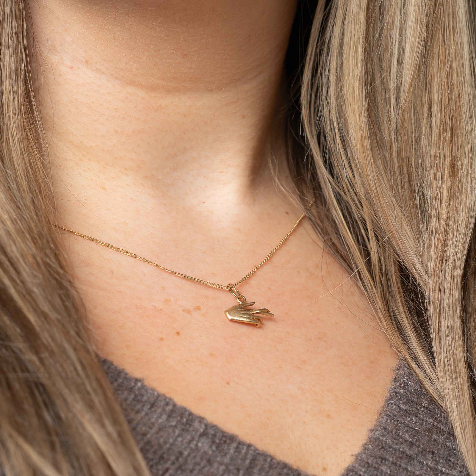 10K Yellow Gold Fingers Crossed Charm Pendant - Elegant Jewelry for Good Luck & Protection - Perfect for Gifts, Daily Wear & Special Occasions