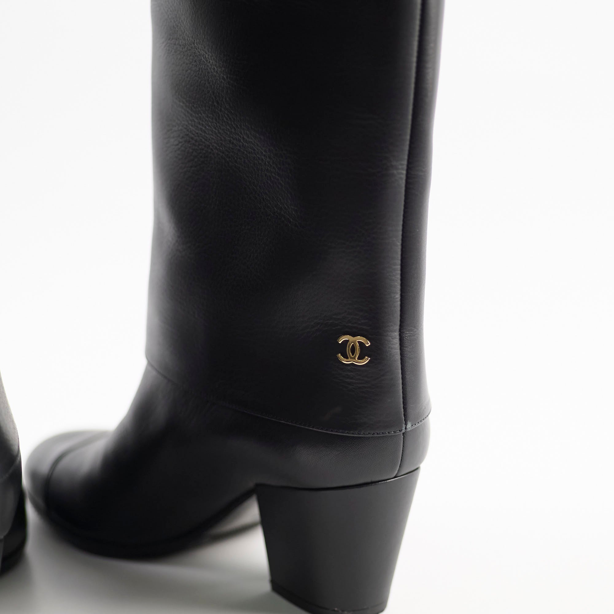 Chanel Black Leather Riding Boots Women's Size 39 - Elegant Equestrian & Winter Fashion Footwear for Riding, Casual Wear & Special Occasions