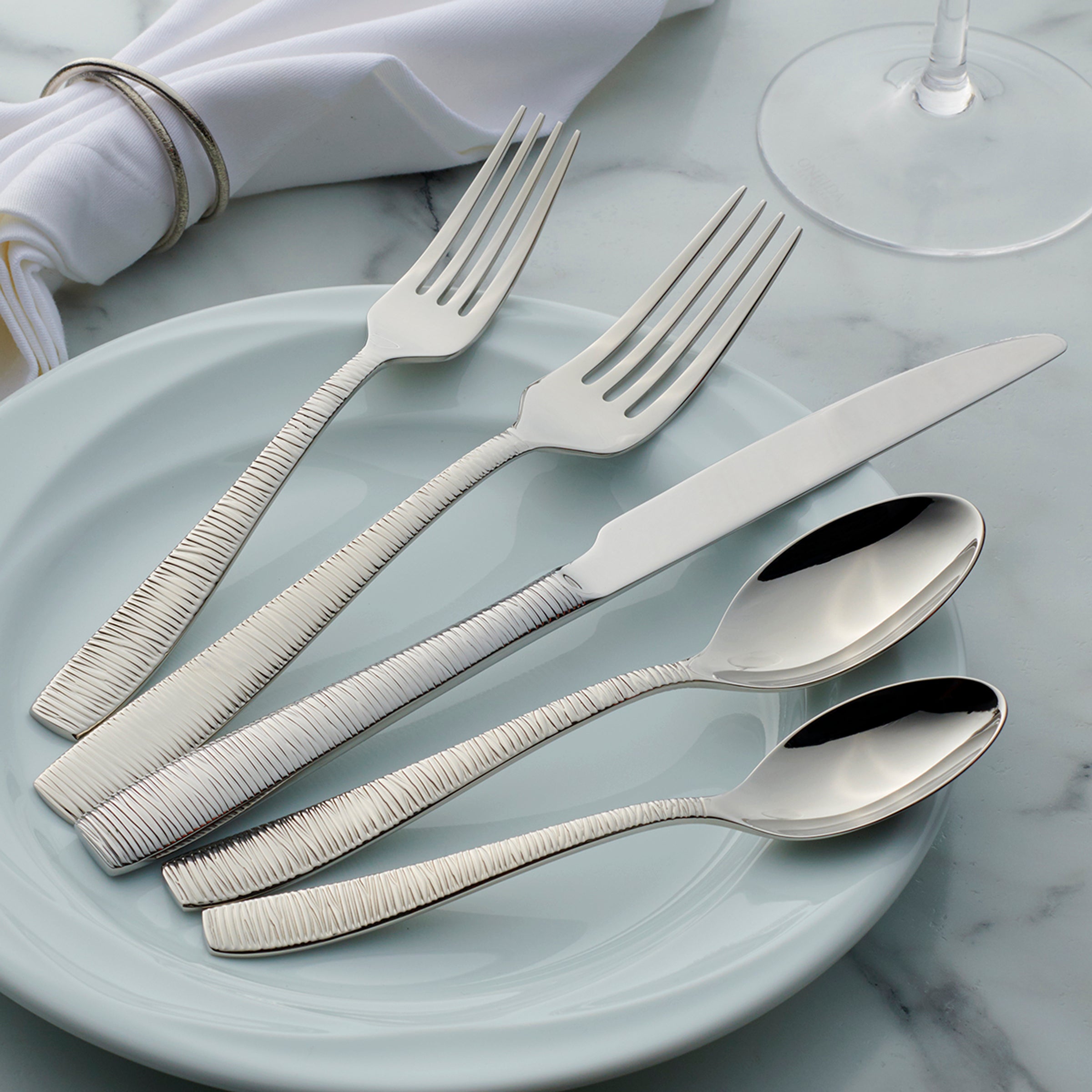 20-Piece Stainless Steel Flatware Set - Bandera Silverware for Everyday Dining, Dinner Parties & Gifts - Includes Knives, Forks & Spoons