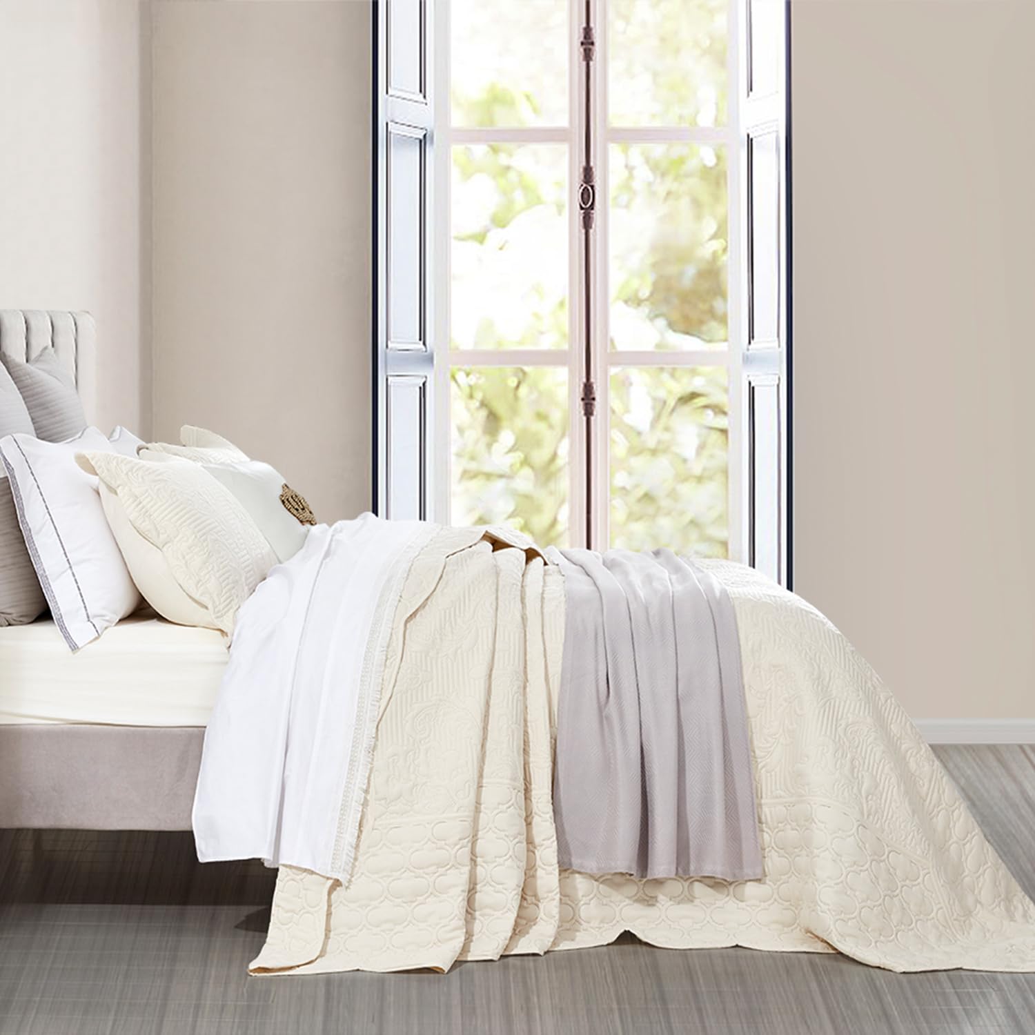 CHIXIN Oversized King Size Bedspread Coverlet Set - Lightweight Reversible 4-Piece Bedding with Ultrasonic Quilting - Elegant Damask Paisley Pattern (King, Ivory) - Perfect for Master Bedroom, Guest Room & Luxury Hotel Decor