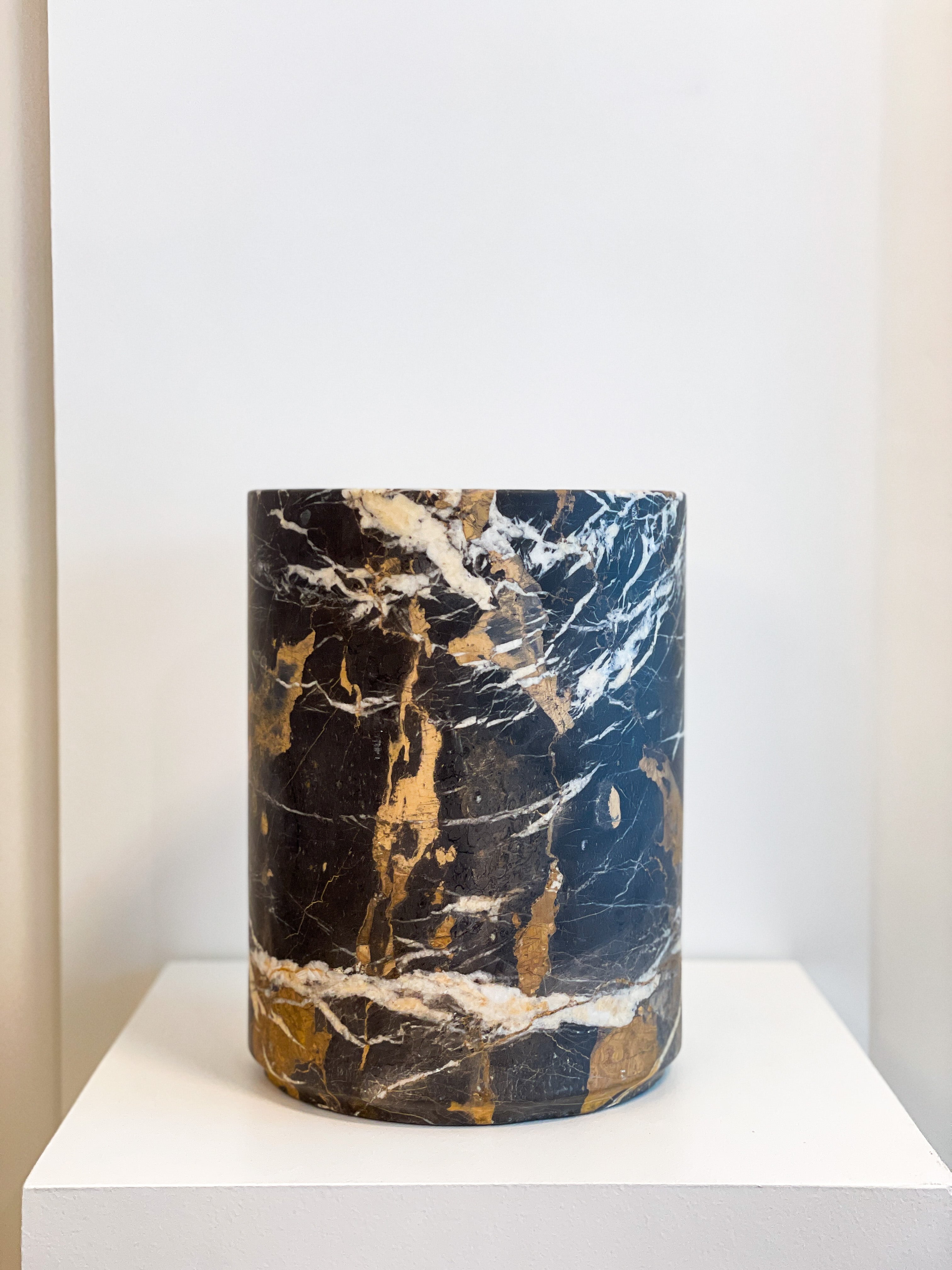 Black & Gold Marble Trash Can - Elegant Waste Bin for Home, Office & Bathroom - Stylish Marble-Patterned Garbage Bin for Kitchen, Bedroom & Dorm Decor