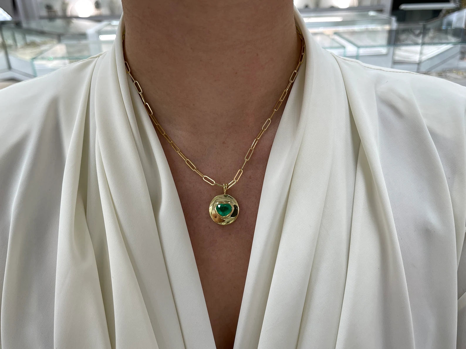 2.30 Carat 18K Gold Emerald Heart Signet Pendant Necklace - Elegant Jewelry Gift for Women, Perfect for Valentine's Day, Anniversary & Special Occasions