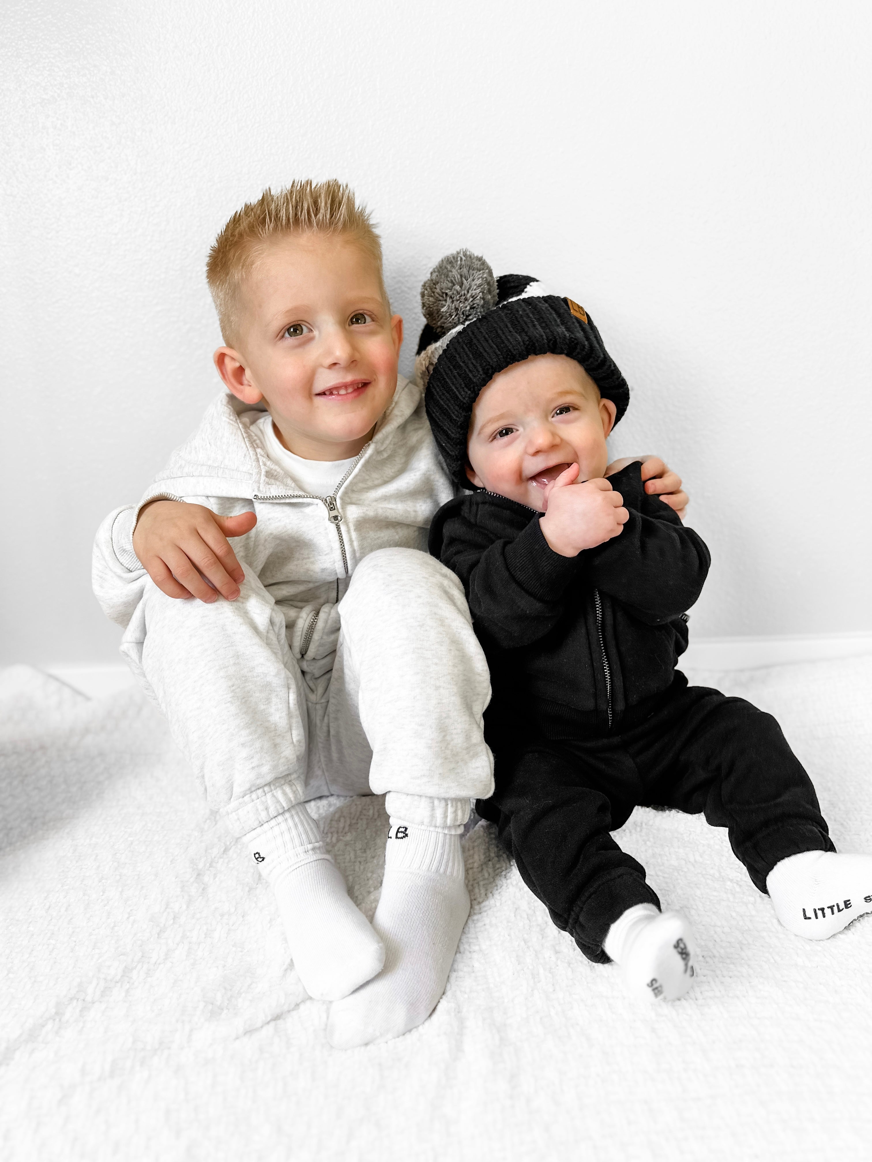 Classic Black Zip-Up Hoodie for Men & Women - Comfortable Casual Wear for Outdoor Activities, Gym, and Everyday Use