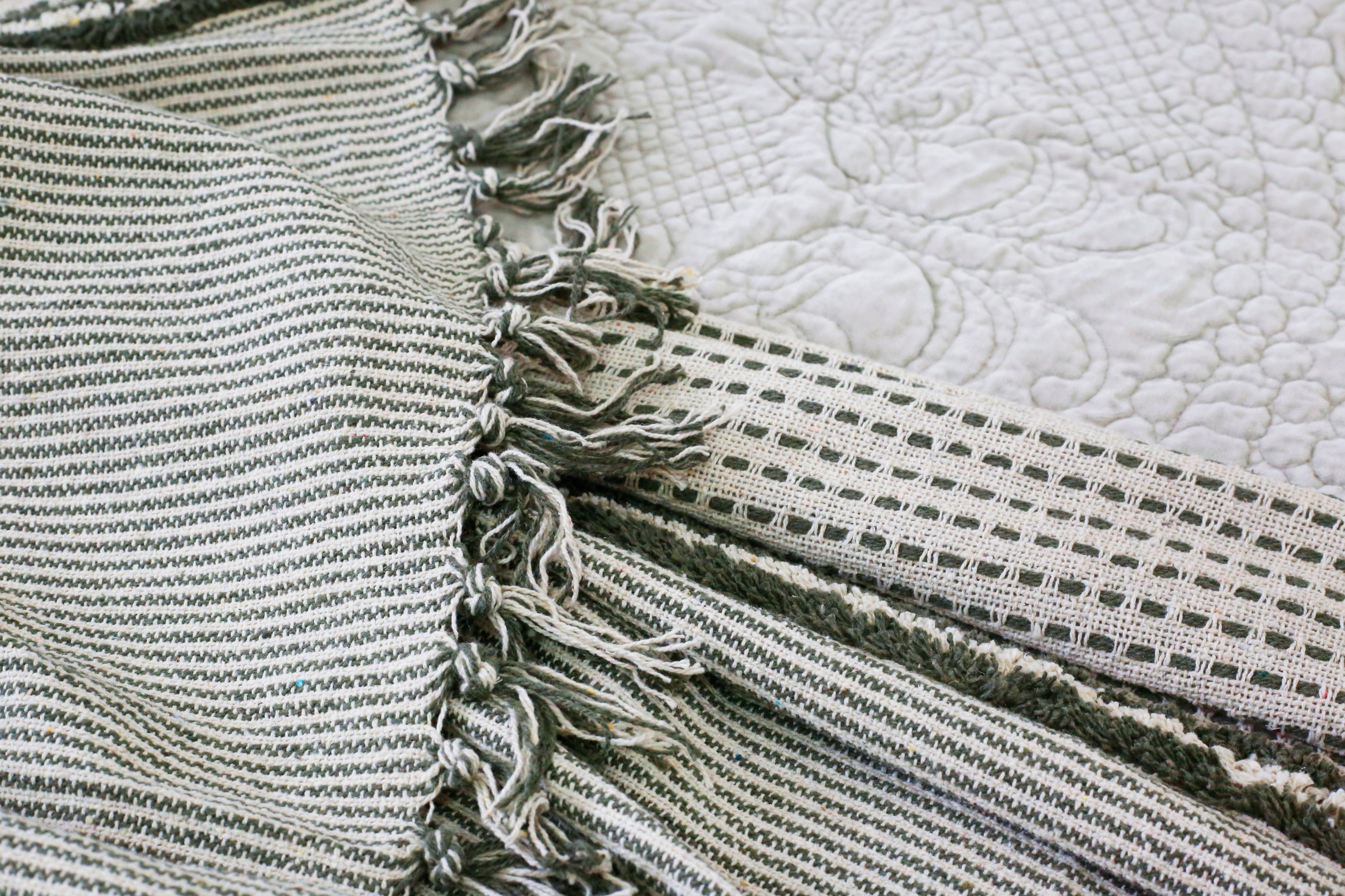 Jagger Oversized Throw Blanket - Ultra Soft & Cozy Large Fleece Blanket for Couch, Bed & Sofa - Perfect for Lounging, Movie Nights & Cold Weather Comfort