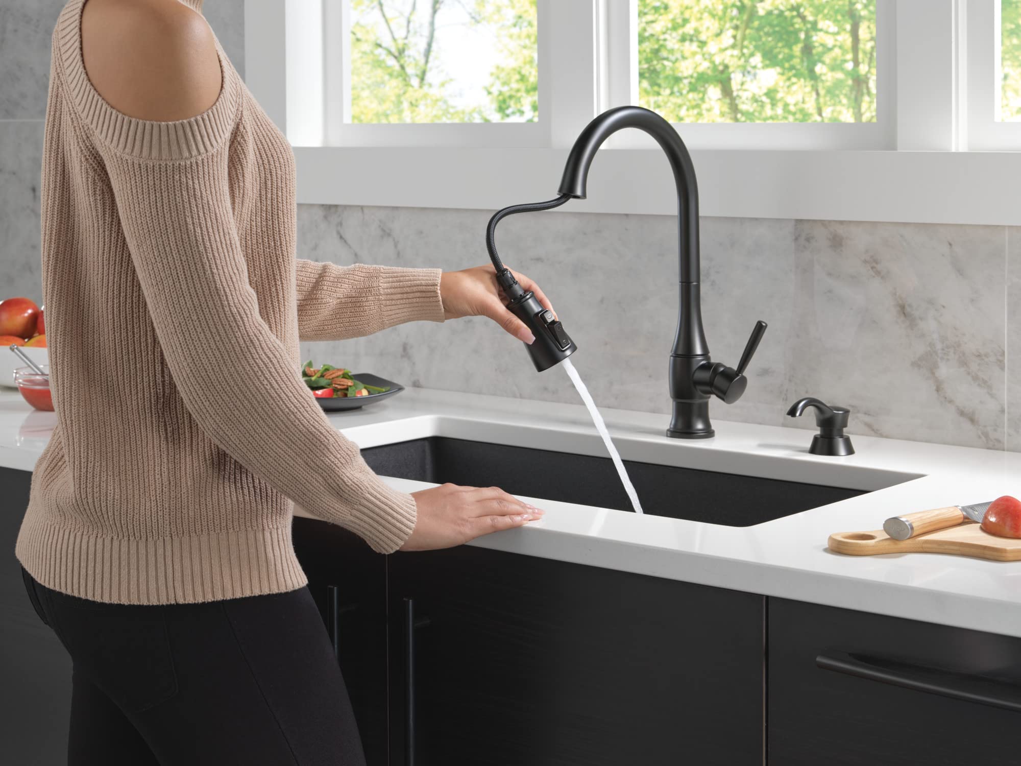 Delta Faucet Hazelwood Matte Black Kitchen Faucet with Pull Down Sprayer & Soap Dispenser - Magnetic Docking Spray Head, Single Handle Sink Faucet for Modern Kitchens (Model 19831Z-BLSD-DST) | Perfect for Cooking, Washing Dishes & Food Prep