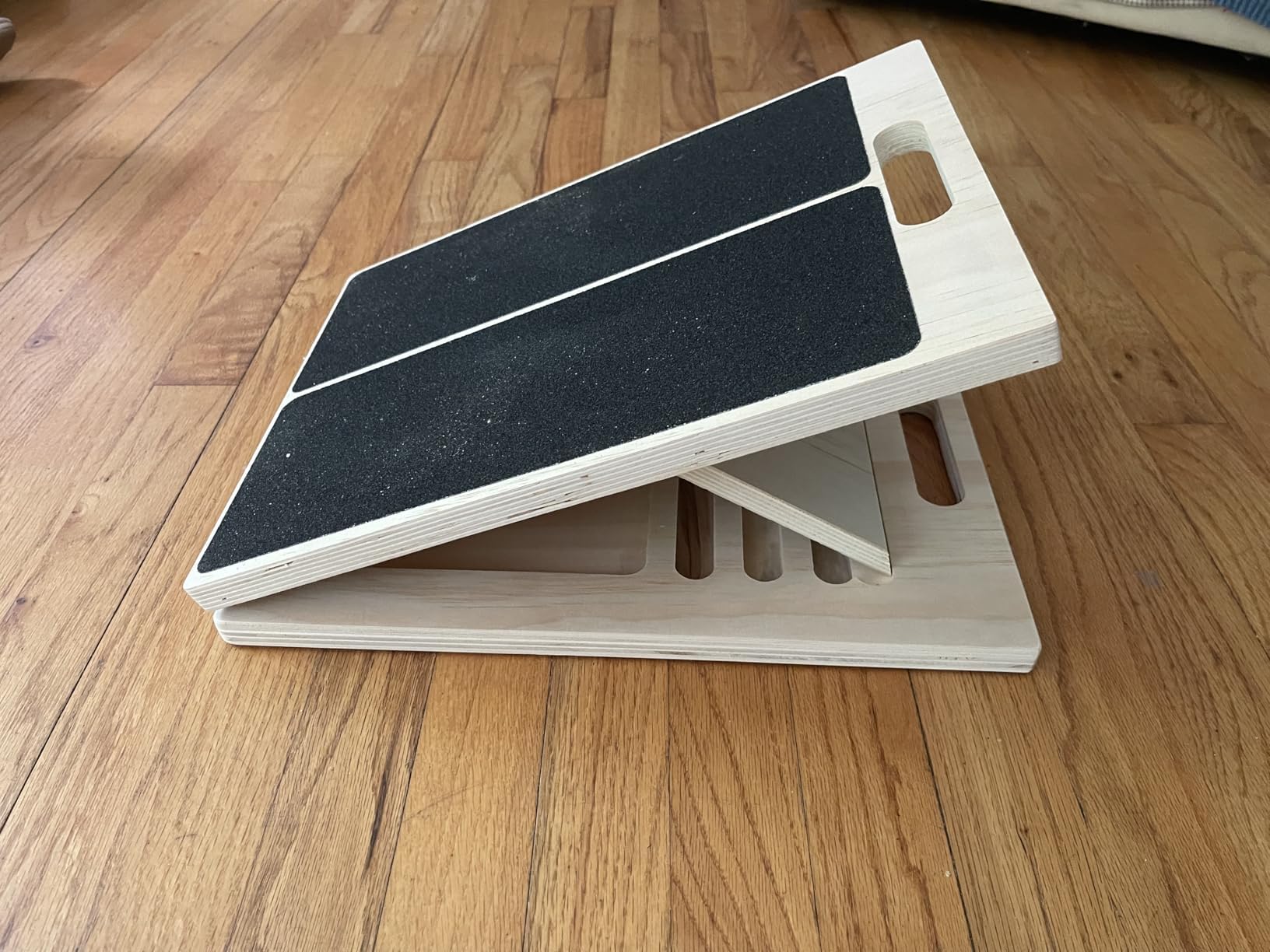 Portable Wooden Calf Stretcher Slant Board - 5 Adjustable Angles, Supports 220 lbs - Physical Therapy Equipment for Calf Stretching, Squats & Leg Exercises - Perfect for Home Gym, Yoga & Rehabilitation