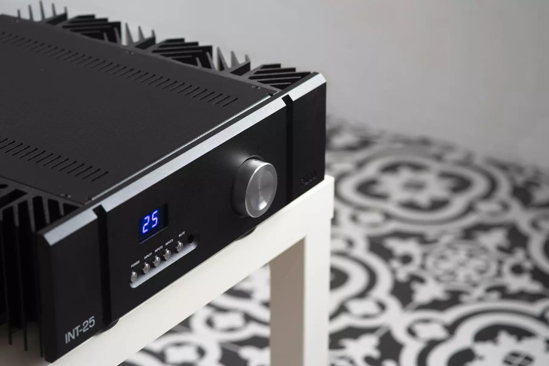 PASS Labs INT-25 High-End Integrated Stereo Amplifier - Perfect for Home Audio & Hi-Fi Systems