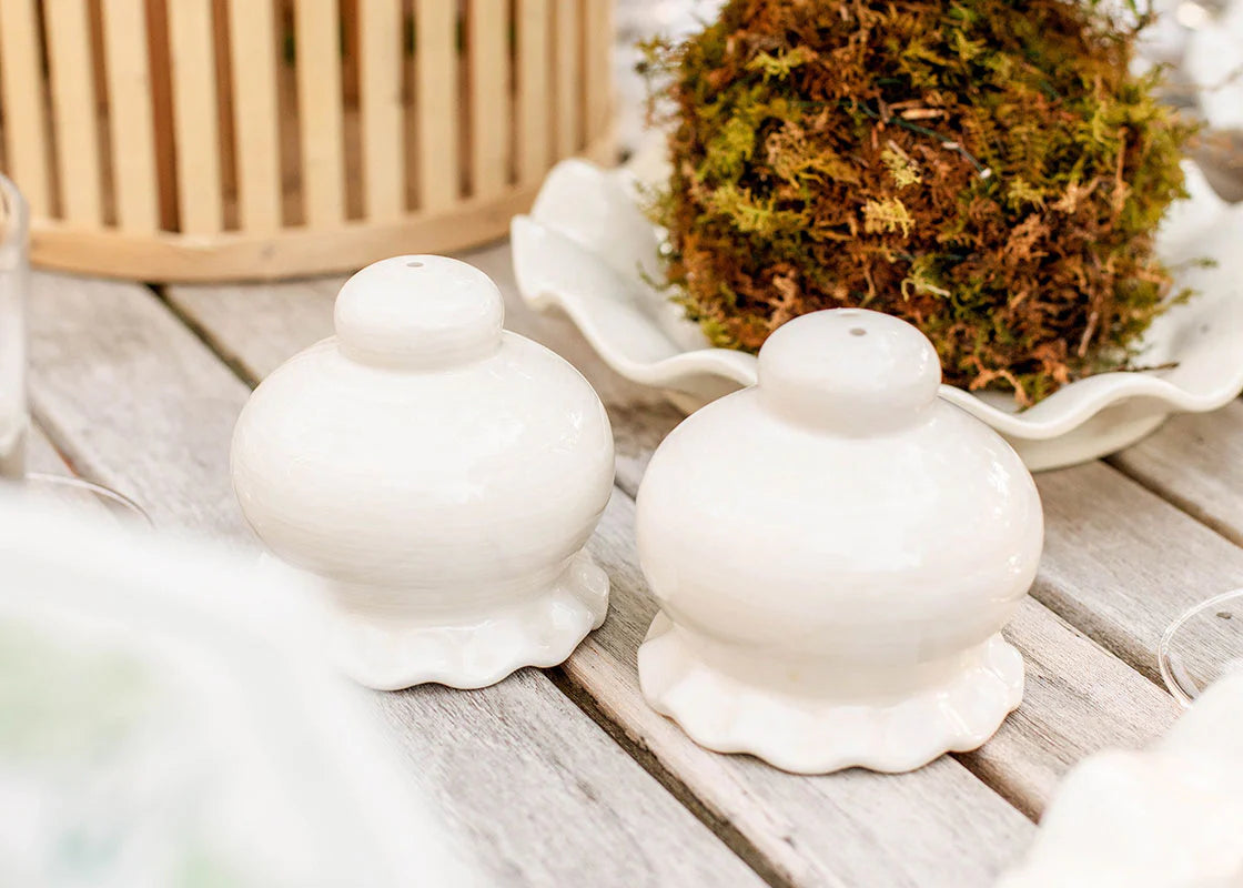 Elegant White Ruffle Salt and Pepper Shakers Set - Vintage Style Ceramic Seasoning Dispenser for Kitchen, Dining Table & Gift Giving