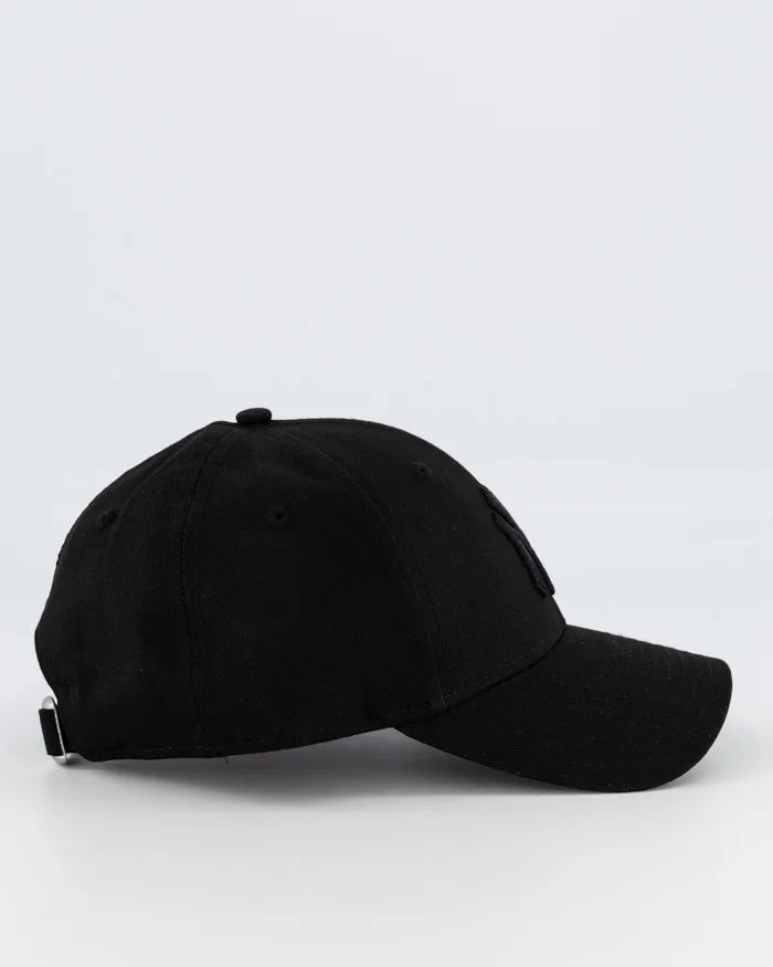 New Era New York Yankees Black on Black 9FORTY Adjustable Snapback Hat - Official MLB Baseball Cap for Men & Women - Perfect for Games, Streetwear & Casual Outfits