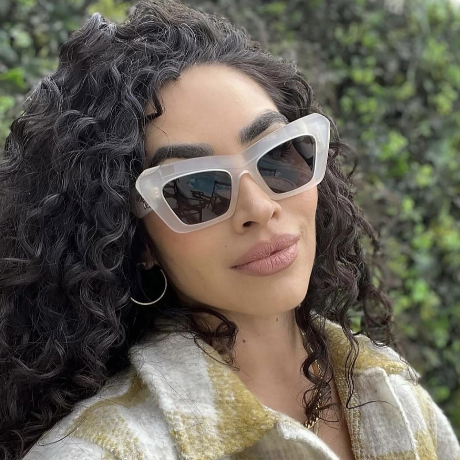 Stylish Retro Cat Eye Sunglasses for Women - UV Protection, Trendy Cateye Frames - Perfect for Beach, Driving & Fashion Outfits