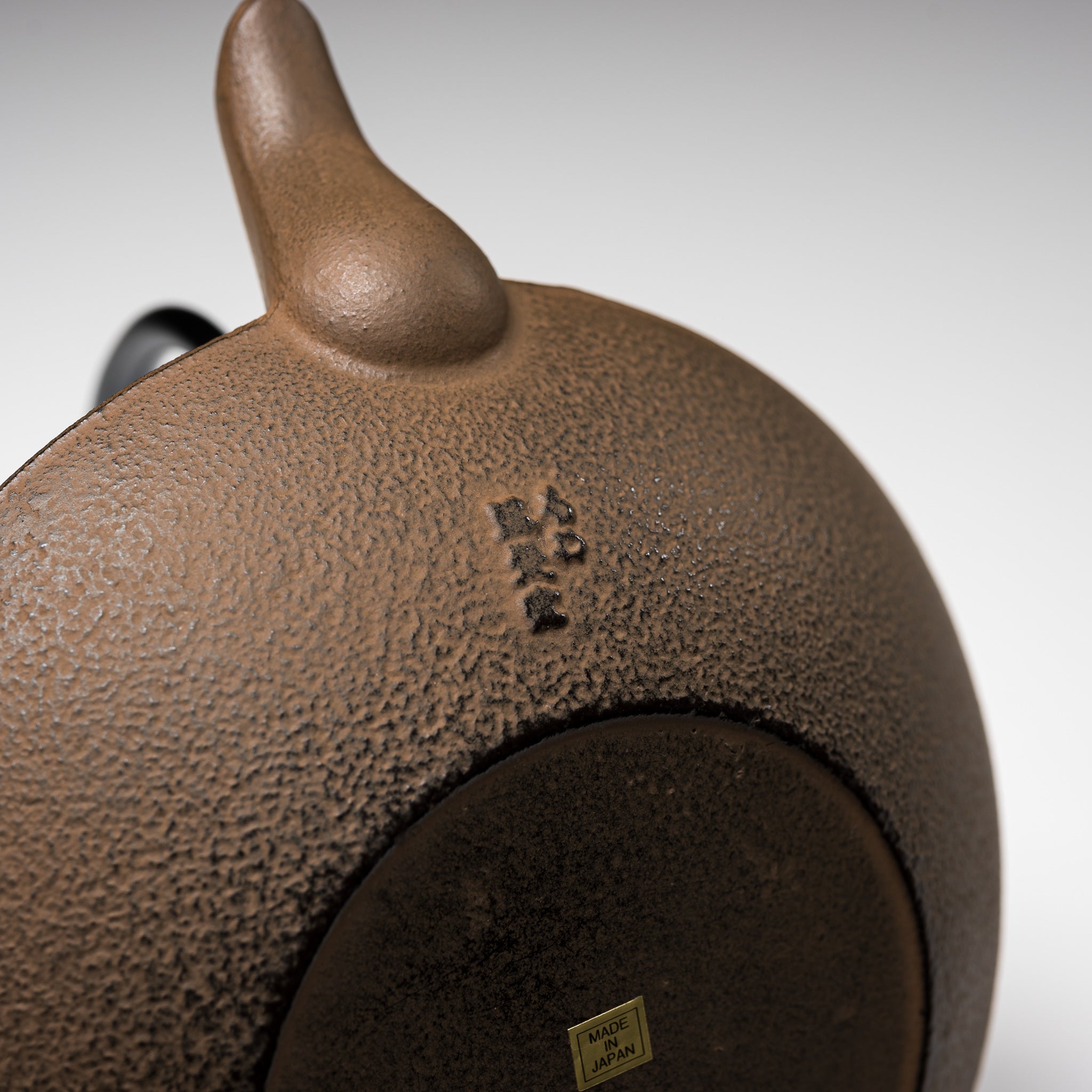 Premium Kyo Kiyomizu Ware Cast Iron Teapot - 900ml Japanese Tetsubin with Gold Cherry Blossom Design - Authentic Nambu Ironware for Tea Ceremony & Home Decor