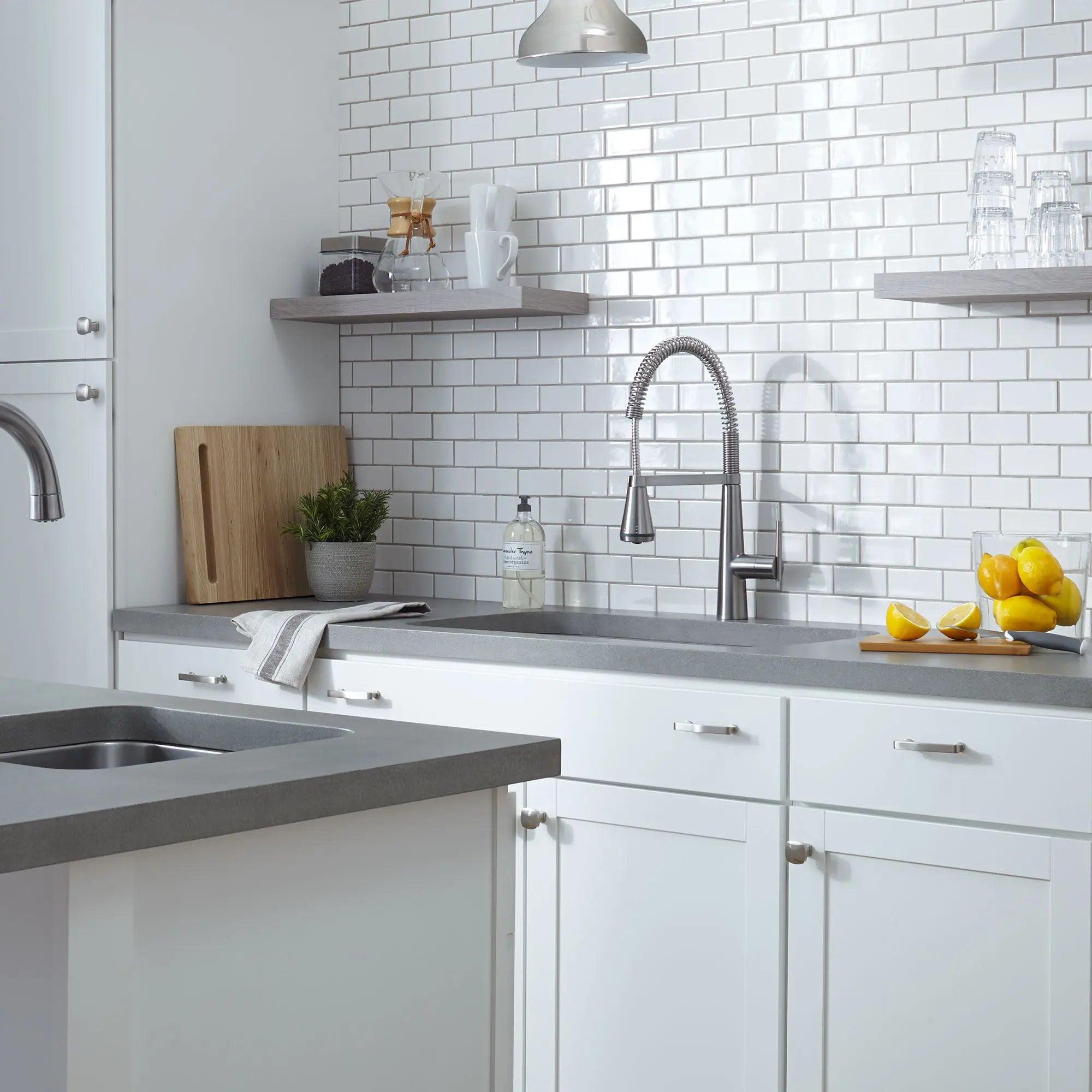 Edgewater® Single Handle Semi Pro Multi Spray Kitchen Faucet - 1.5 GPM/5.7 LPM - High Arc Pull Down Sprayer for Modern Kitchens, Dishwashing & Food Prep