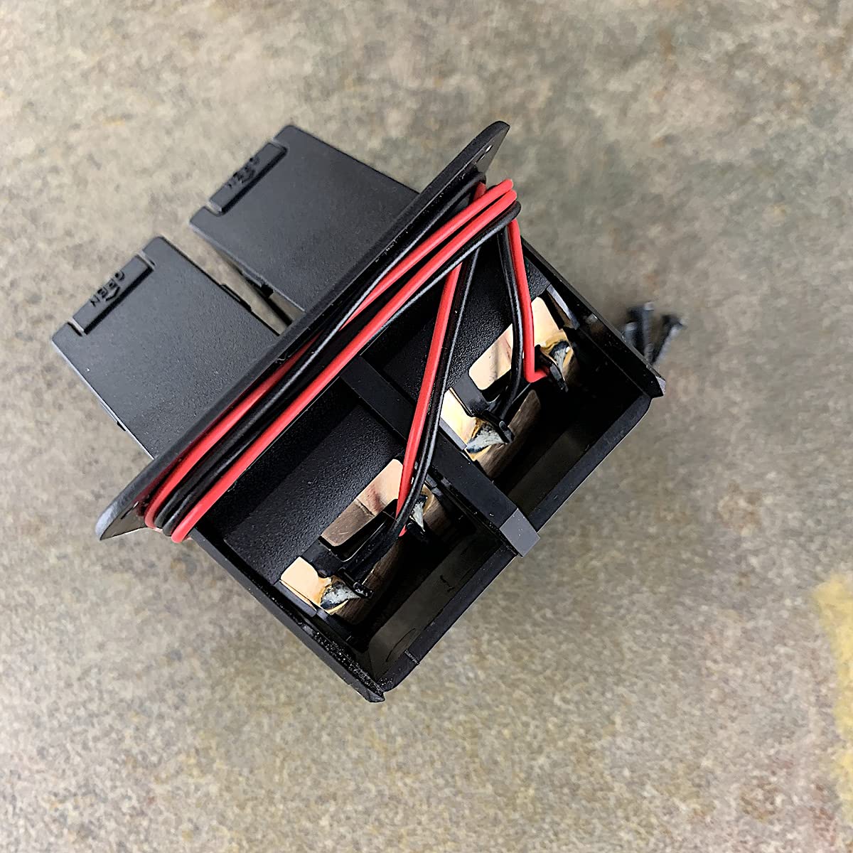 Gotoh Dual 9 Volt Battery Box - Premium Guitar Pedal Power Supply for Effects Pedals & Music Equipment - Perfect for Live Performances & Studio Recording