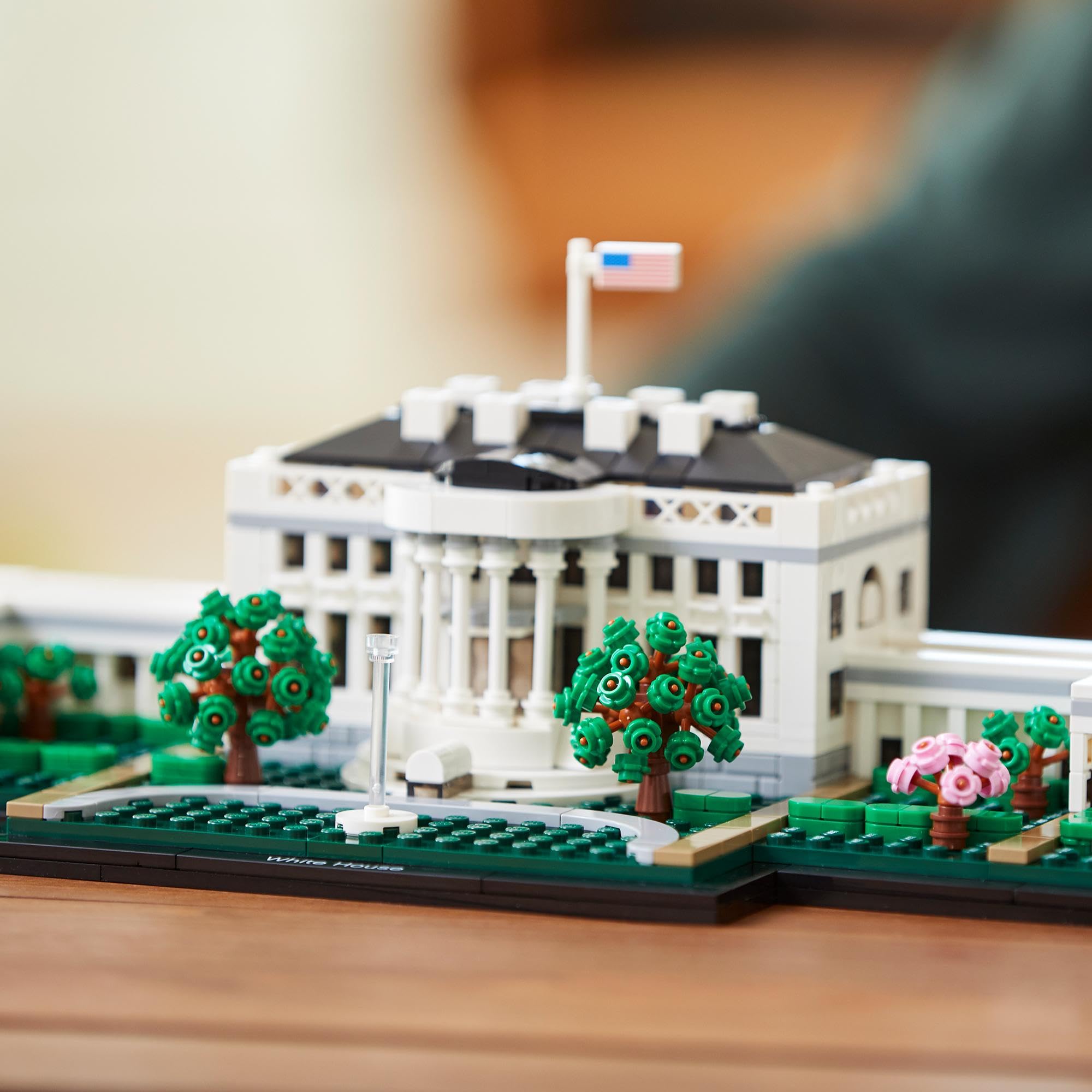 LEGO 21054 Architecture The White House Building Set, Landmark Construction Model for Adults - Collectible Display Piece for Home & Office Decor
