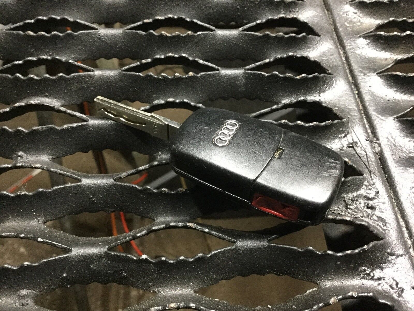03-07 Audi A4 Smart Remote Key 8T0959754C OEM Replacement - Car Key Fob for Easy Locking & Unlocking, Perfect for Daily Commute & Travel