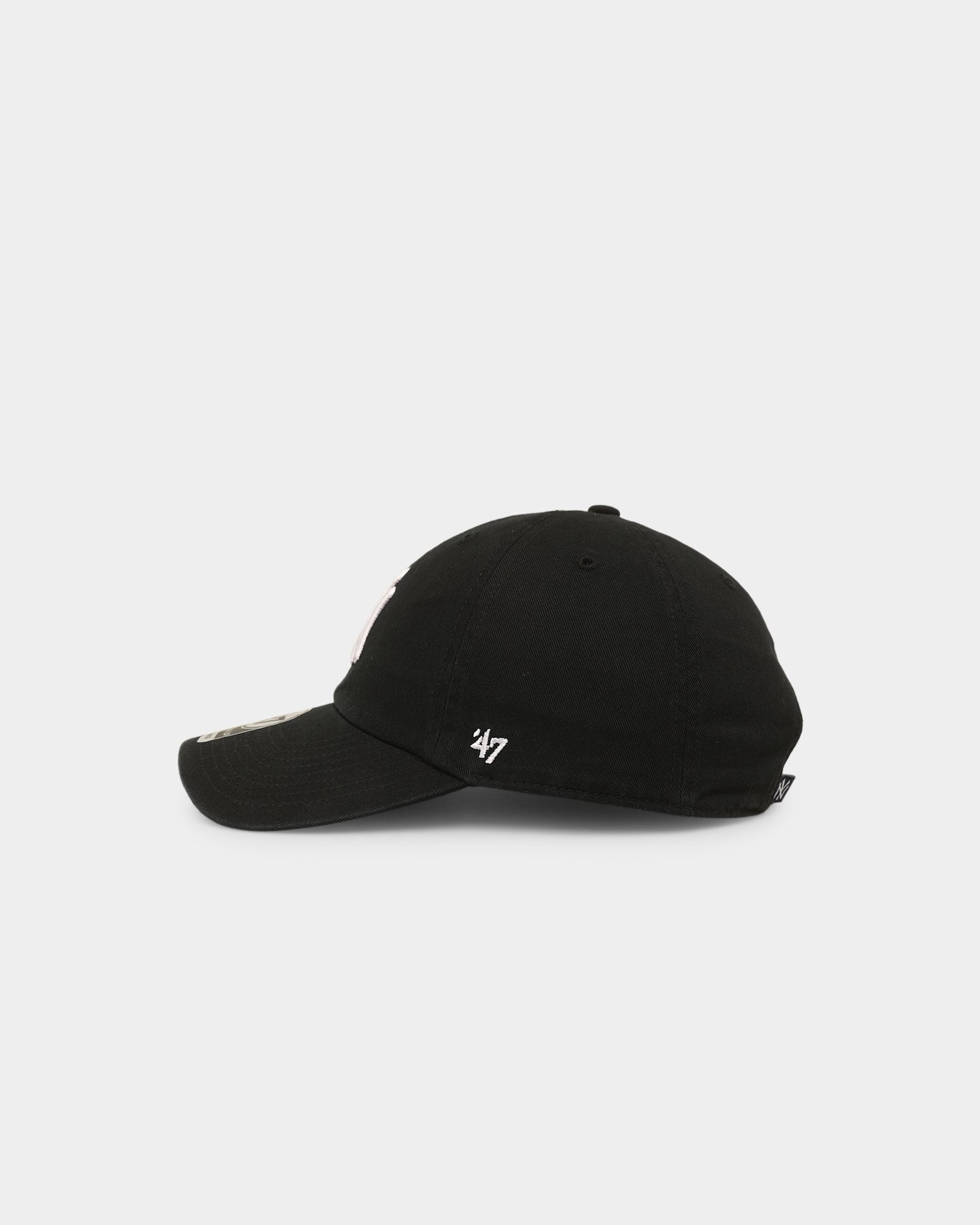 New York Yankees 47 Clean Up Adjustable Strapback Hat - Black & White Baseball Cap for Men & Women - Perfect for Games, Fan Gear & Streetwear Fashion