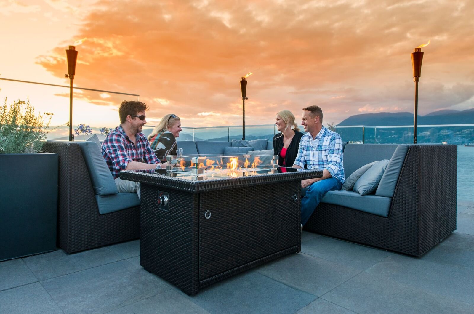 Outland Fire Table Tempered Glass Wind Guard Fence for Outdoor Propane Fire Pit Tables - 29x13x4.5 Inch Rectangular Safety Barrier with 5/16-Inch Thick Clear Glass - Perfect for Patio, Backyard, Deck and Camping Use