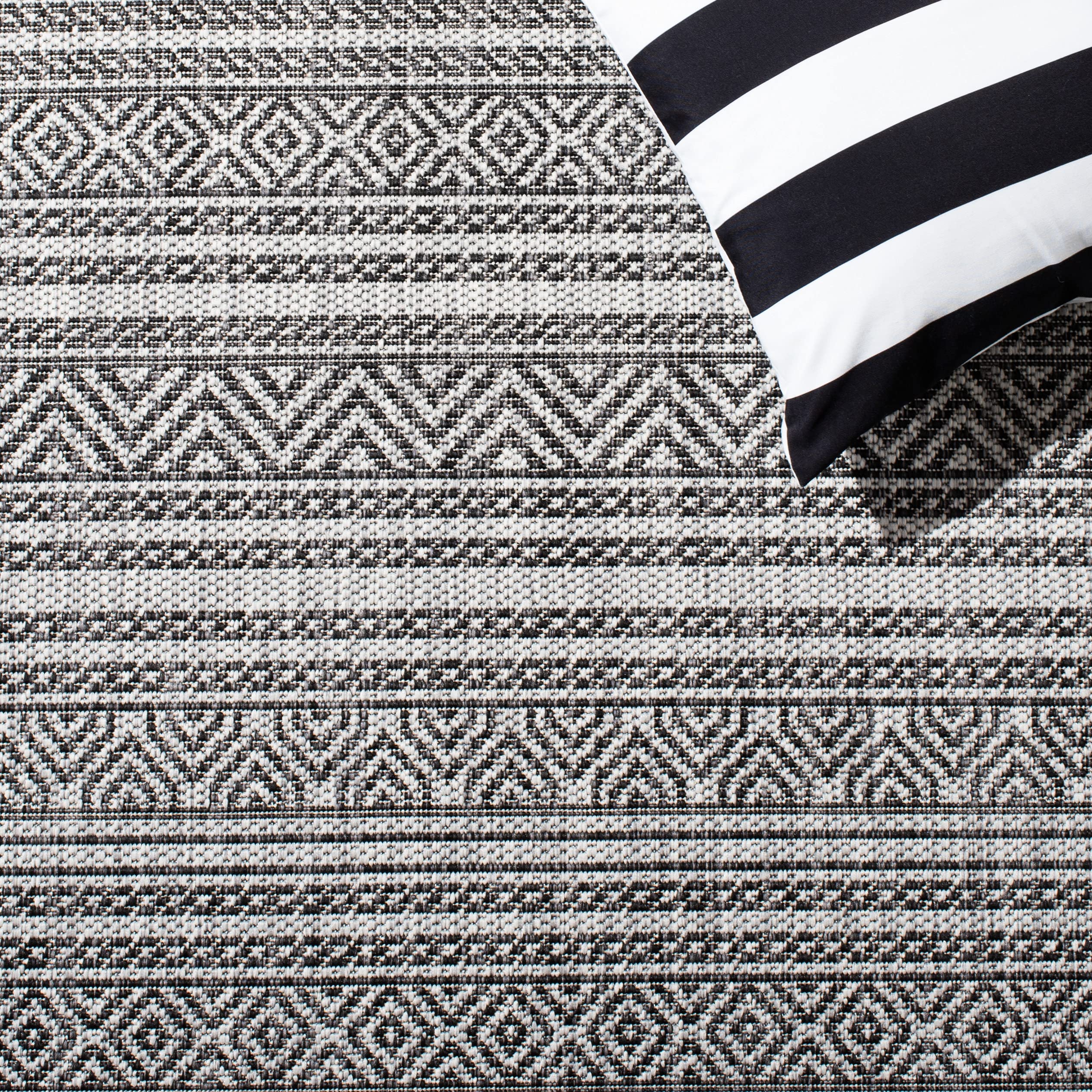 SAFAVIEH Courtyard Collection 6'7