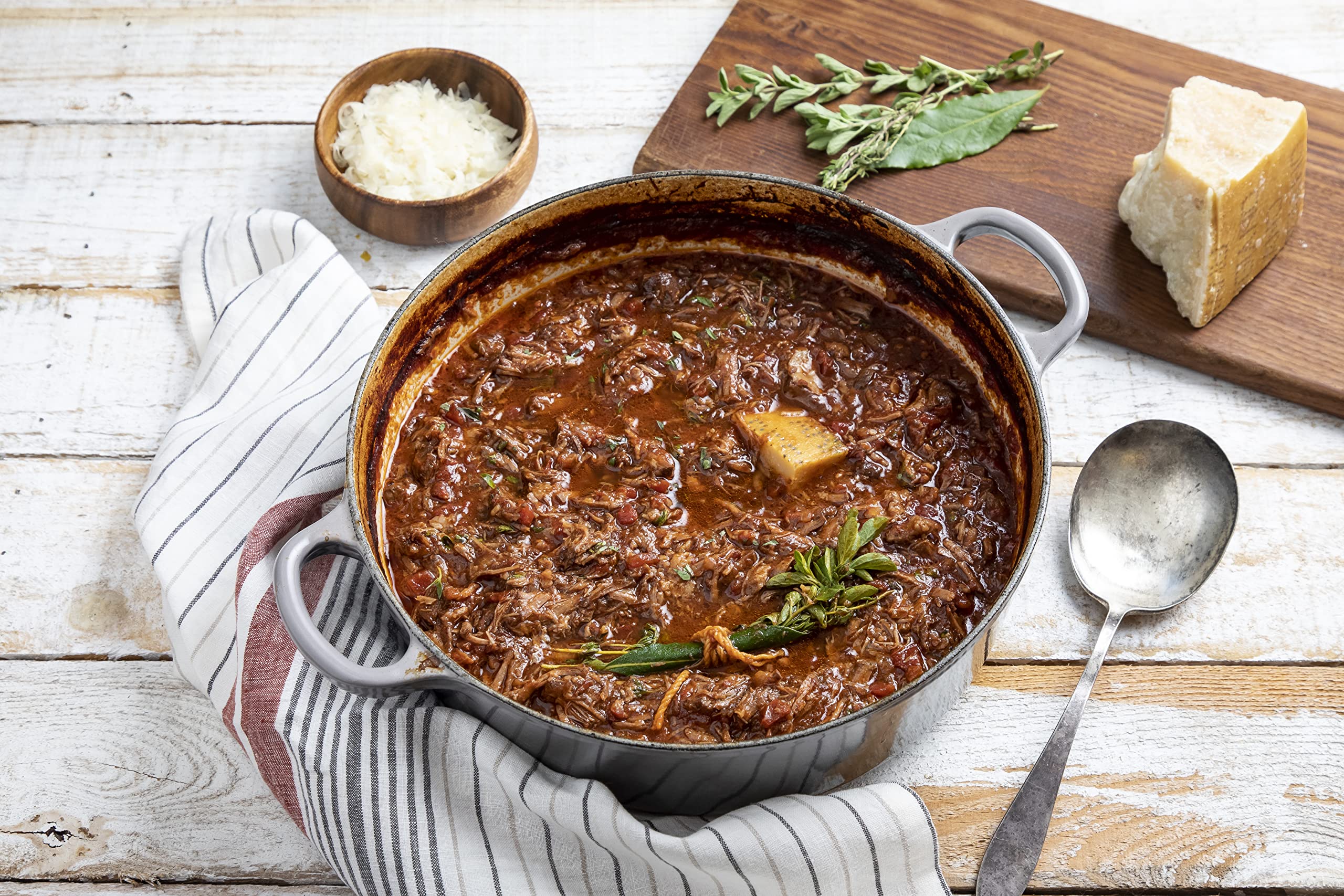 Le Creuset Enameled Cast Iron Signature Round Dutch Oven 2 Quart - Oyster Color | Premium Kitchen Cookware for Soups, Stews & Baking | Perfect for Stovetop, Oven & Table Serving